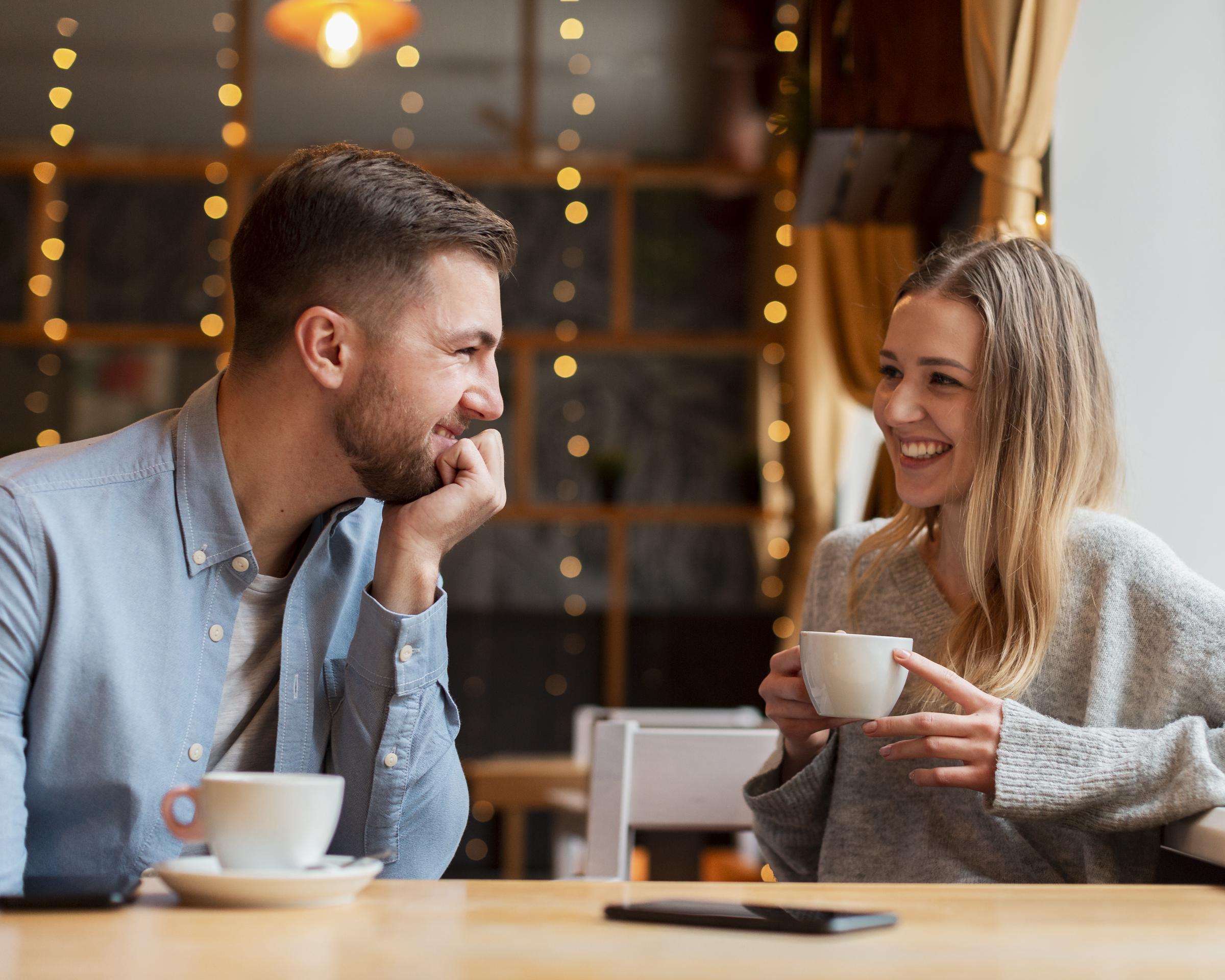 Junge Freunde in einem Cafe | Quelle: Freepik