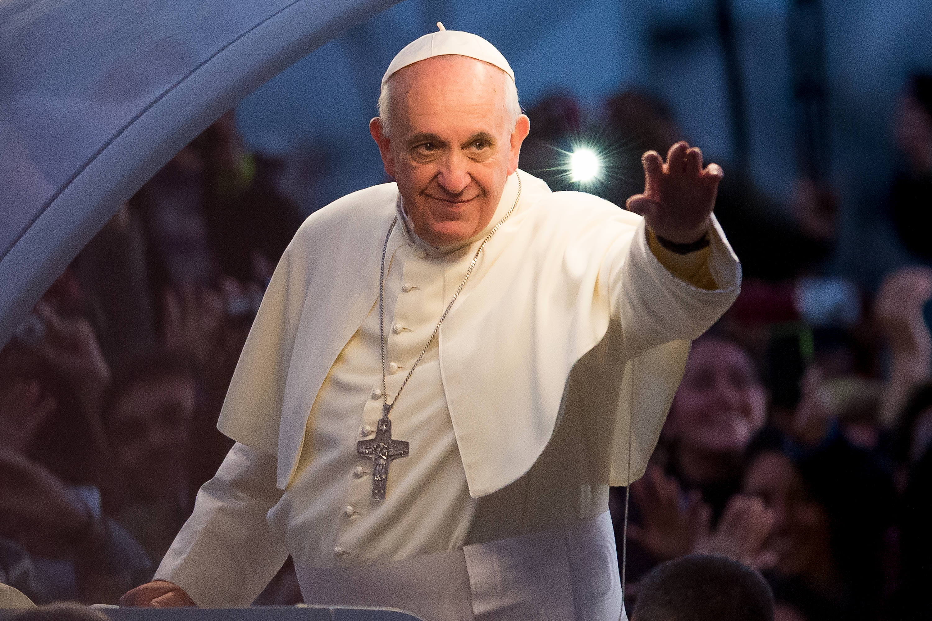 Papst Franziskus winkt der Menge bei einem öffentlichen Auftritt im Juli 2013 zu. Sein Tod am 21. April 2025 im Alter von 88 Jahren markierte das Ende seines Pontifikats und läutete mit der Wahl von Papst Leo XIV. ein neues Kapitel für die katholische Kirche ein. | Quelle: Getty Images