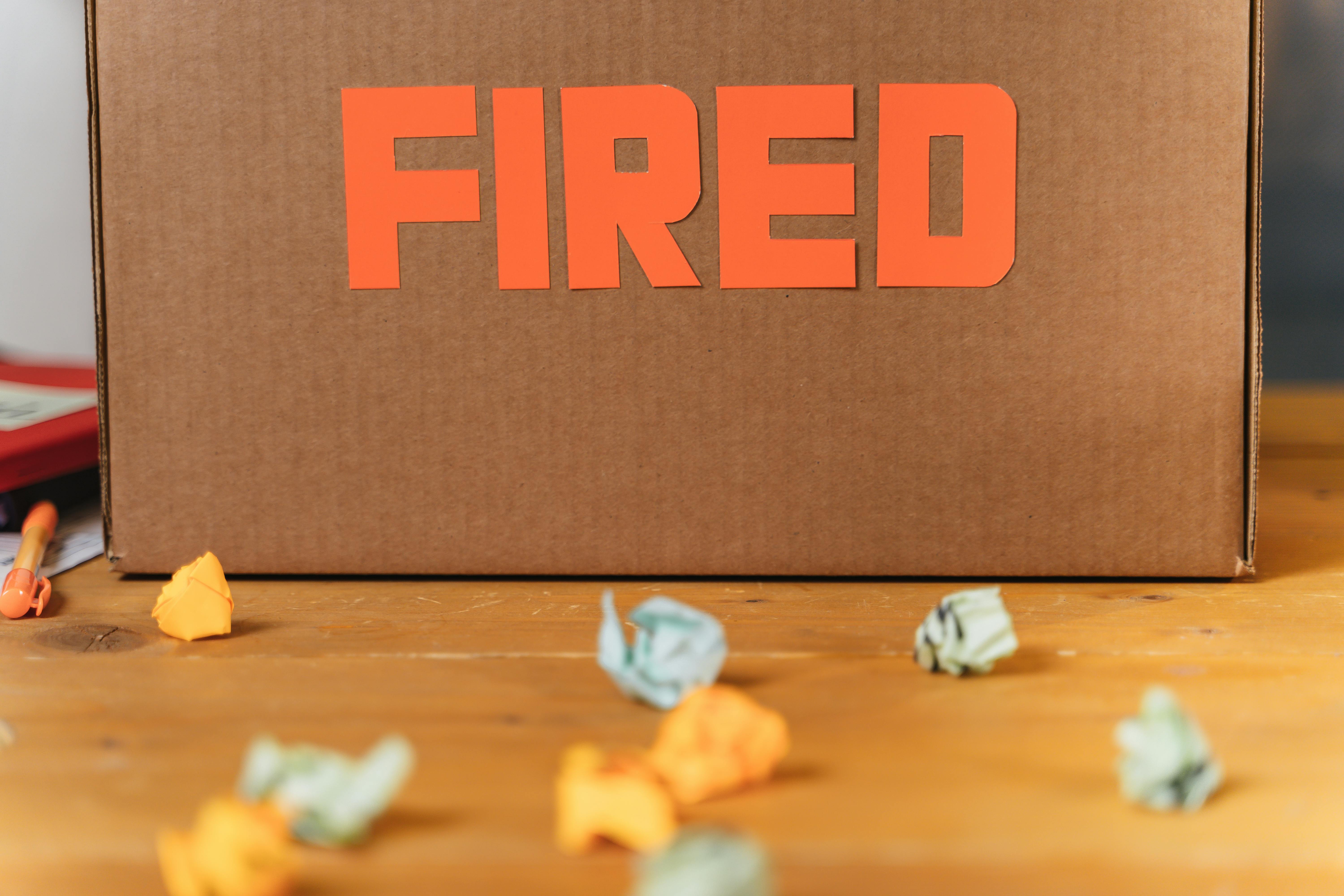 Eine Kiste mit der Aufschrift "FIRED" | Quelle: Pexels