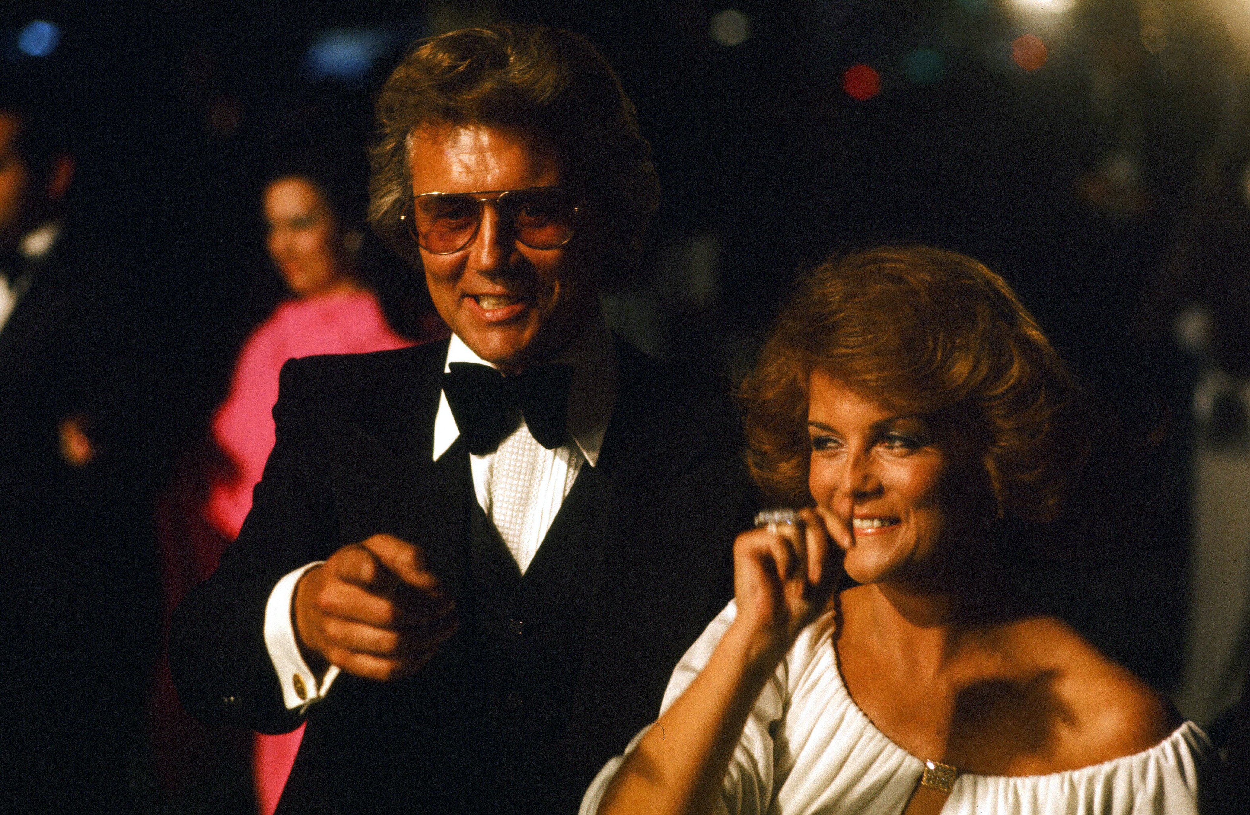 Roger Smith und seine Frau Ann-Margret während der 48. Academy Awards im Dorothy Chandler Pavilion am 29. März 1976 in Los Angeles, Kalifornien. | Quelle: Getty Images