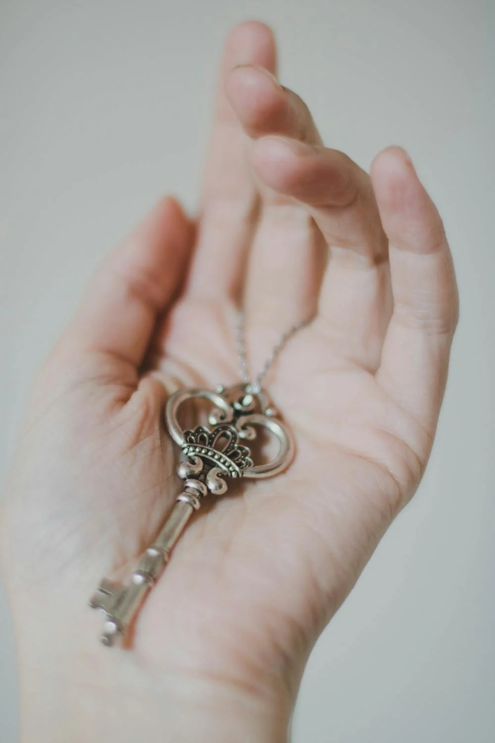 Ein Schlüssel in einer Hand | Quelle: Pexels