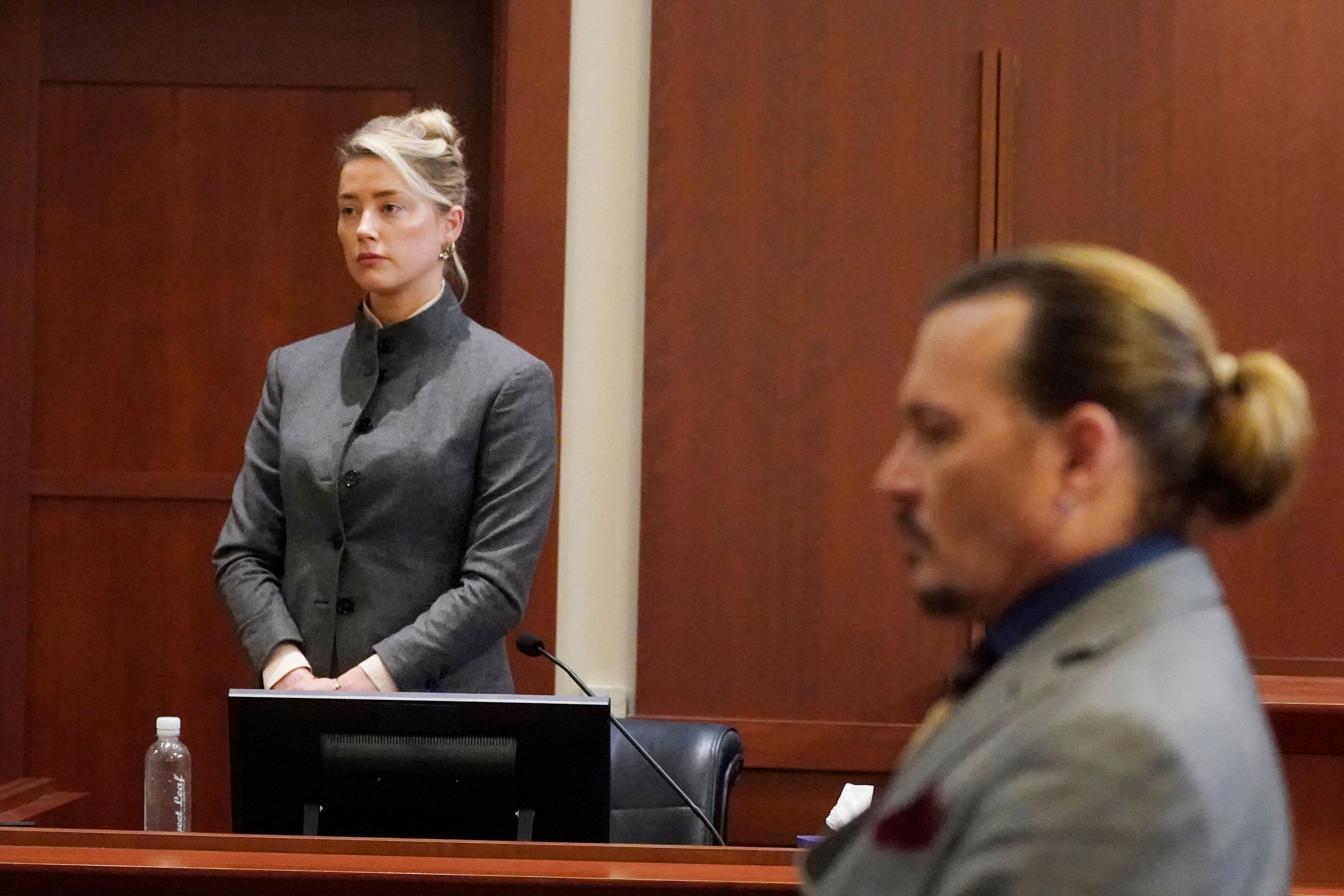 Amber Heard und Johnny Depp sehen zu, wie die Geschworenen den Gerichtssaal am Ende des Tages im Fairfax County Circuit Courthouse am 16. Mai 2022 in Fairfax, Virginia, verlassen. | Quelle: Getty Images