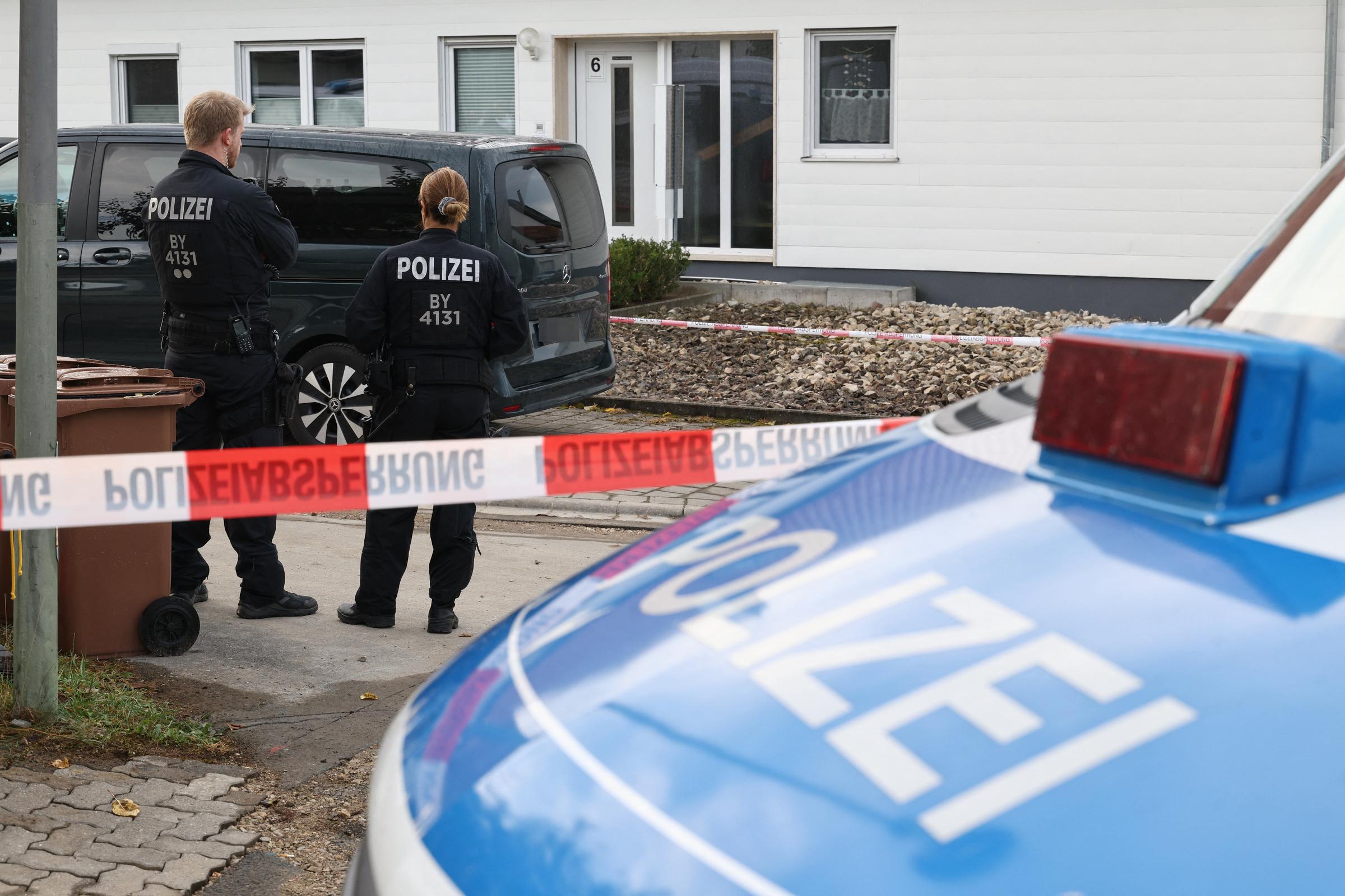 Polizeibeamte am Tatort | Quelle: Getty Images