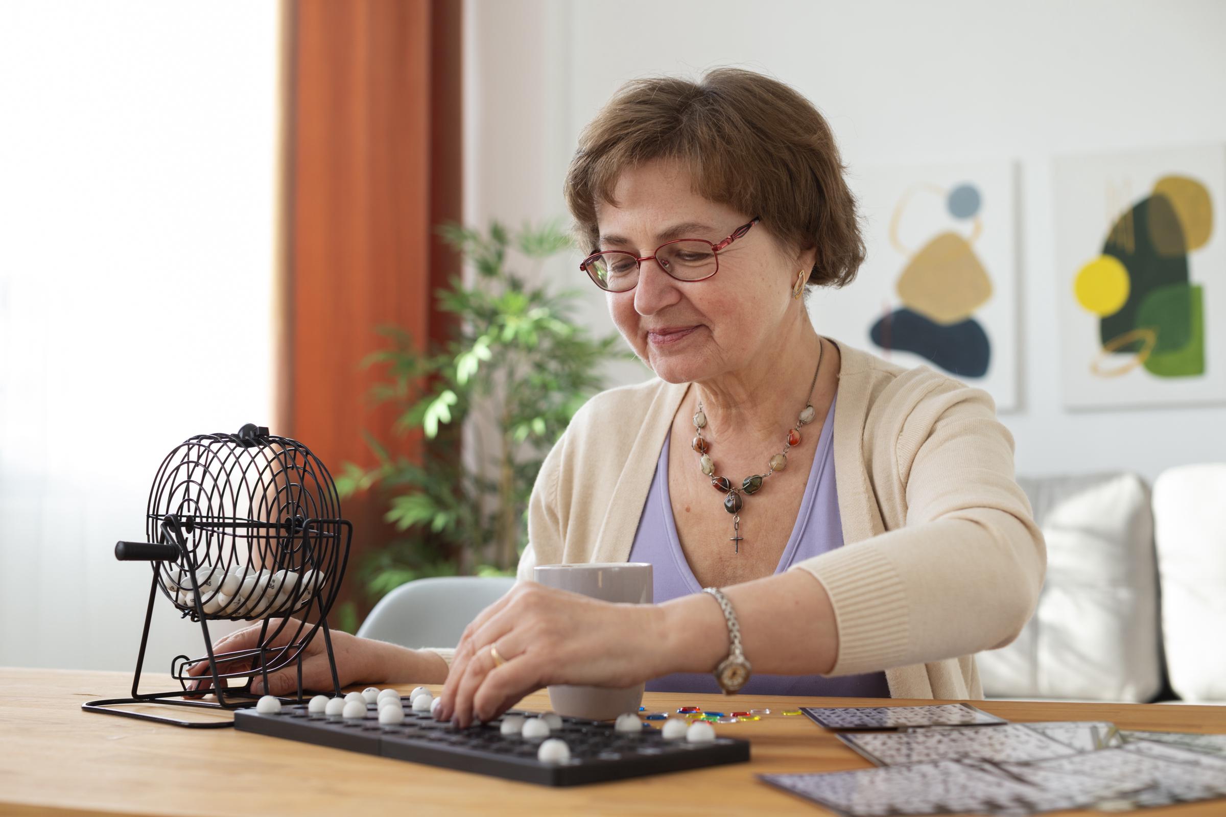 Frau spielt Bingo | Quelle: Freepik
