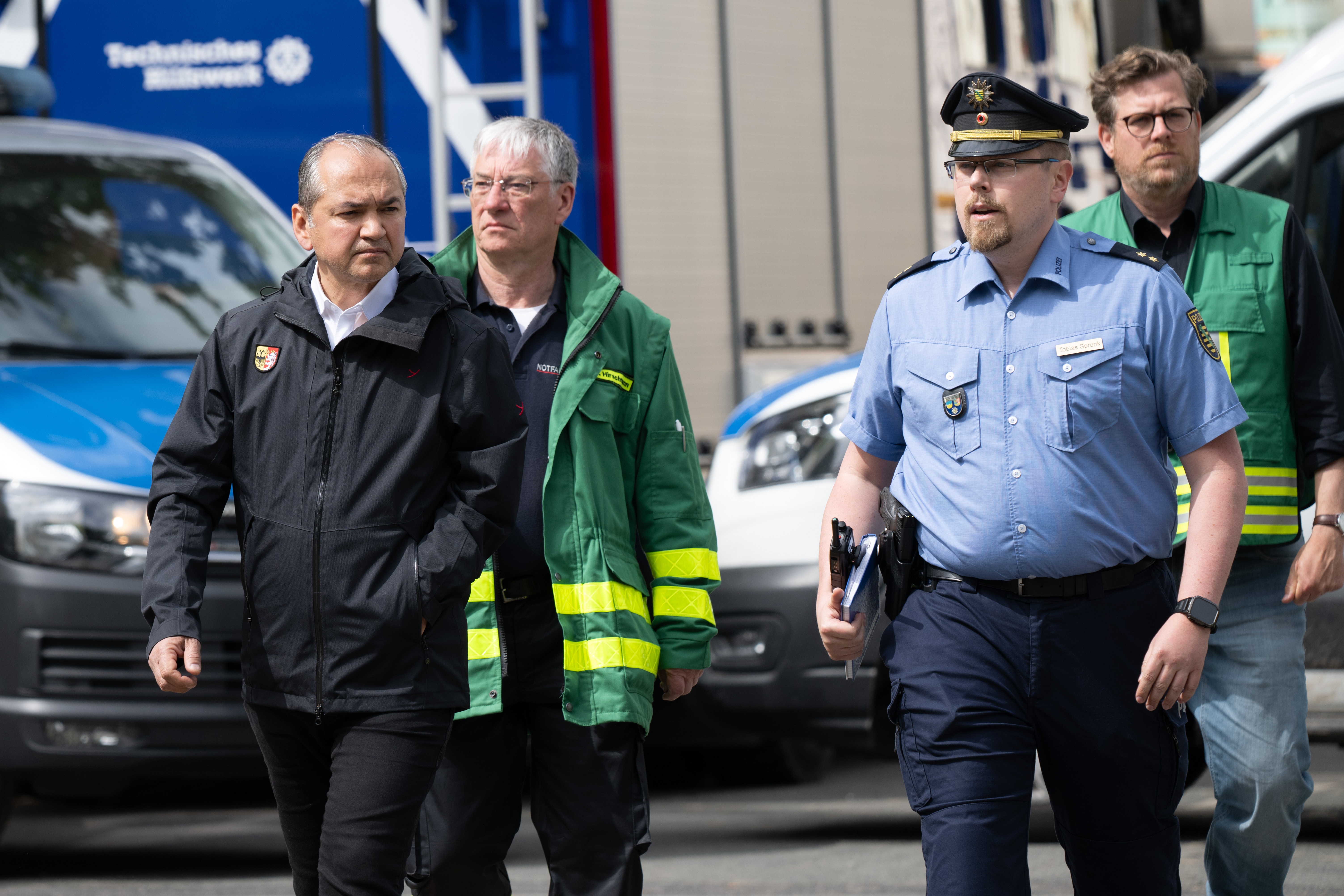Bürgermeister Octavian Ursu (links) und Tobias Sprunk, Leiter der Öffentlichkeitsarbeit der Polizeidienststelle Görlitz, gehen am eingestürzten Wohnhaus vorbei | Quelle: Getty Images