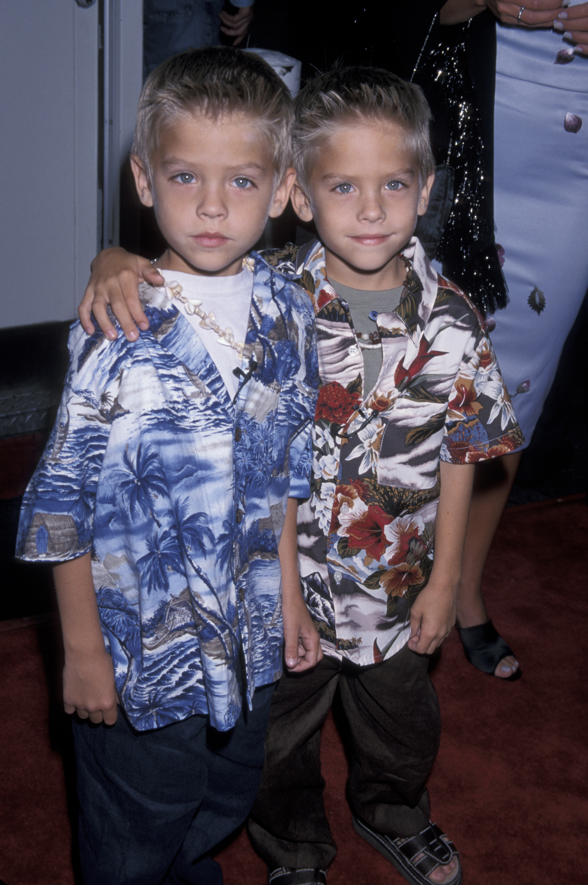 Dylan und Cole Sprouse bei der Premiere von "Big Daddy" am 17. Juni 1999 in Los Angeles. | Quelle: Getty Images