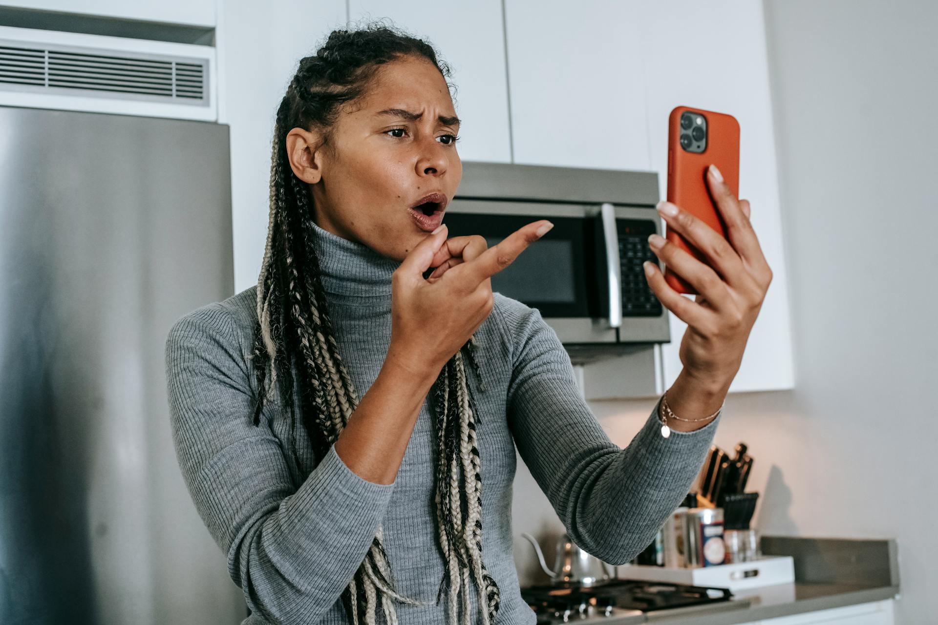 Eine aufgebrachte Frau, die auf ihr Telefon schaut | Quelle: Pexels