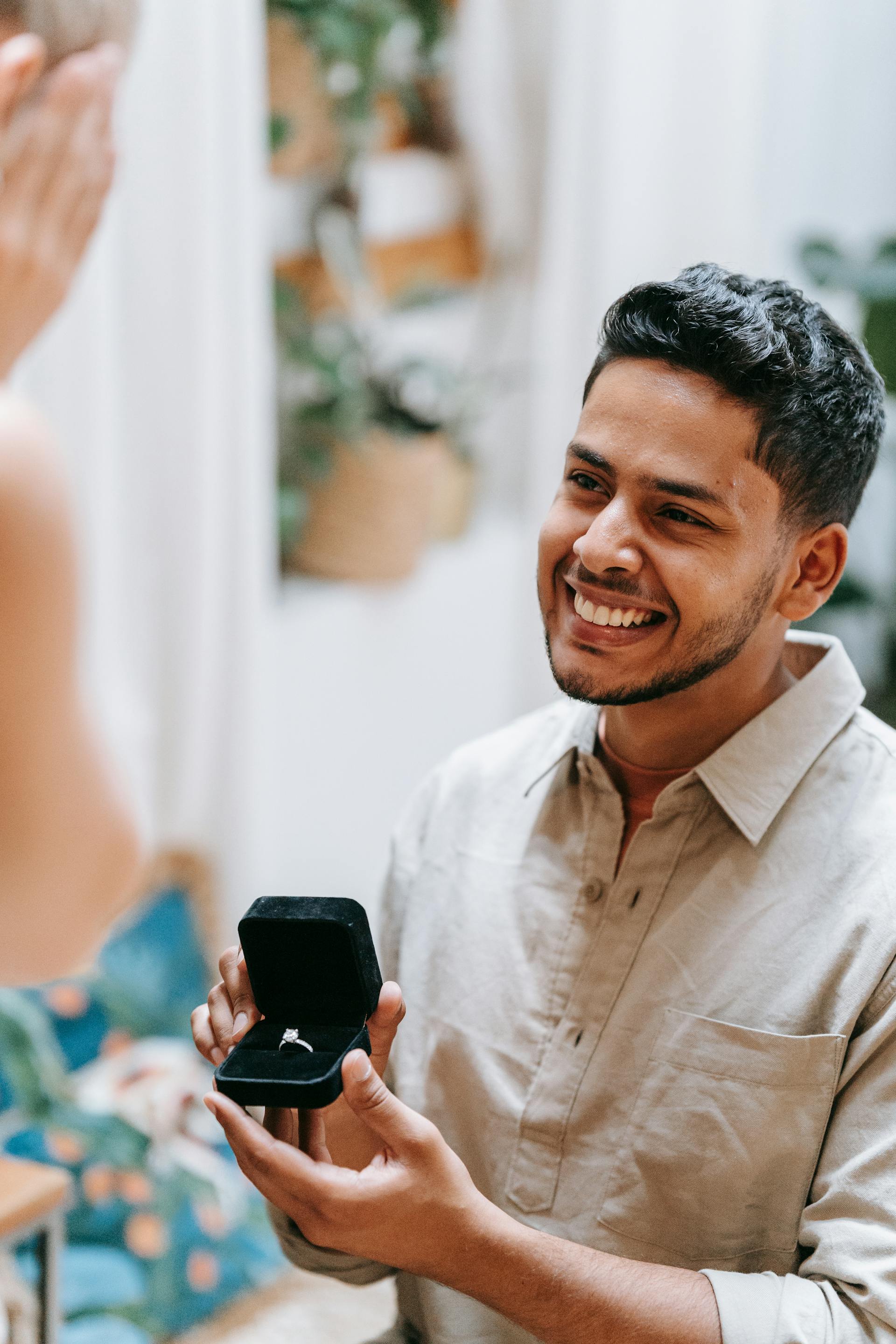 Ein Mann macht einen Heiratsantrag mit einem Ring | Quelle: Pexels