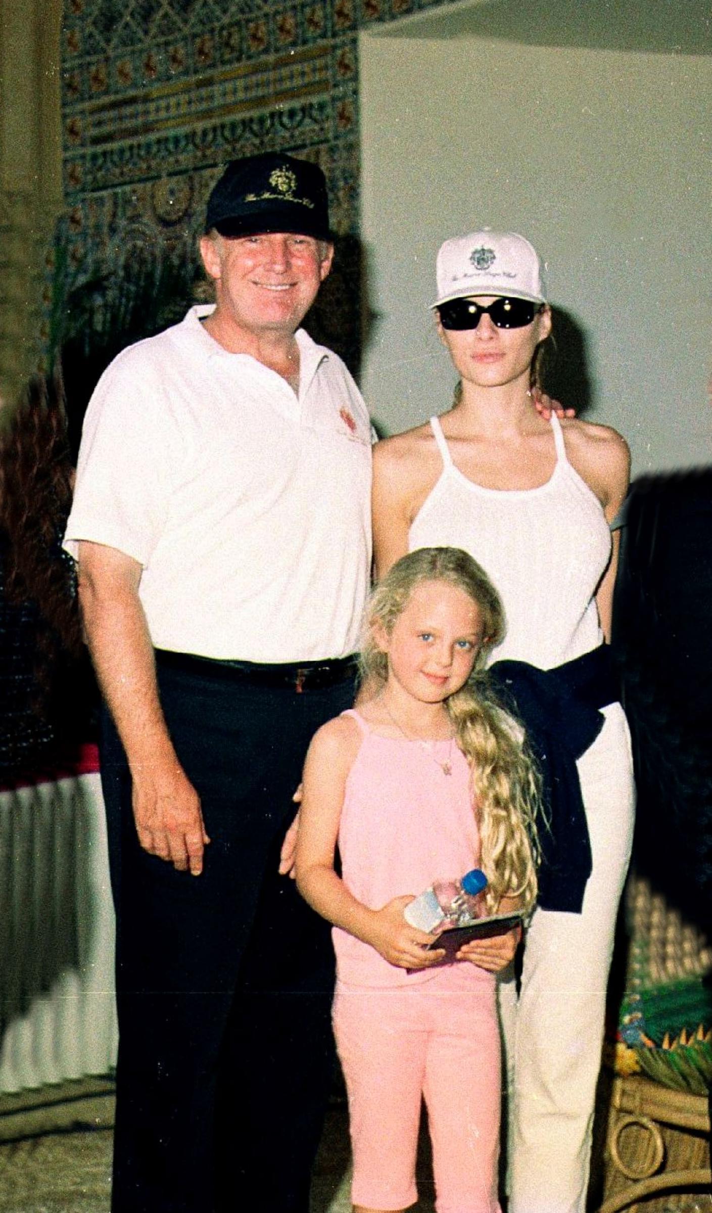 Donald und Melania Trump mit seiner Tochter Tiffany auf dem Mar-a-Lago Anwesen in Palm Beach, Florida, am 2. April 2000. | Quelle: Getty Images