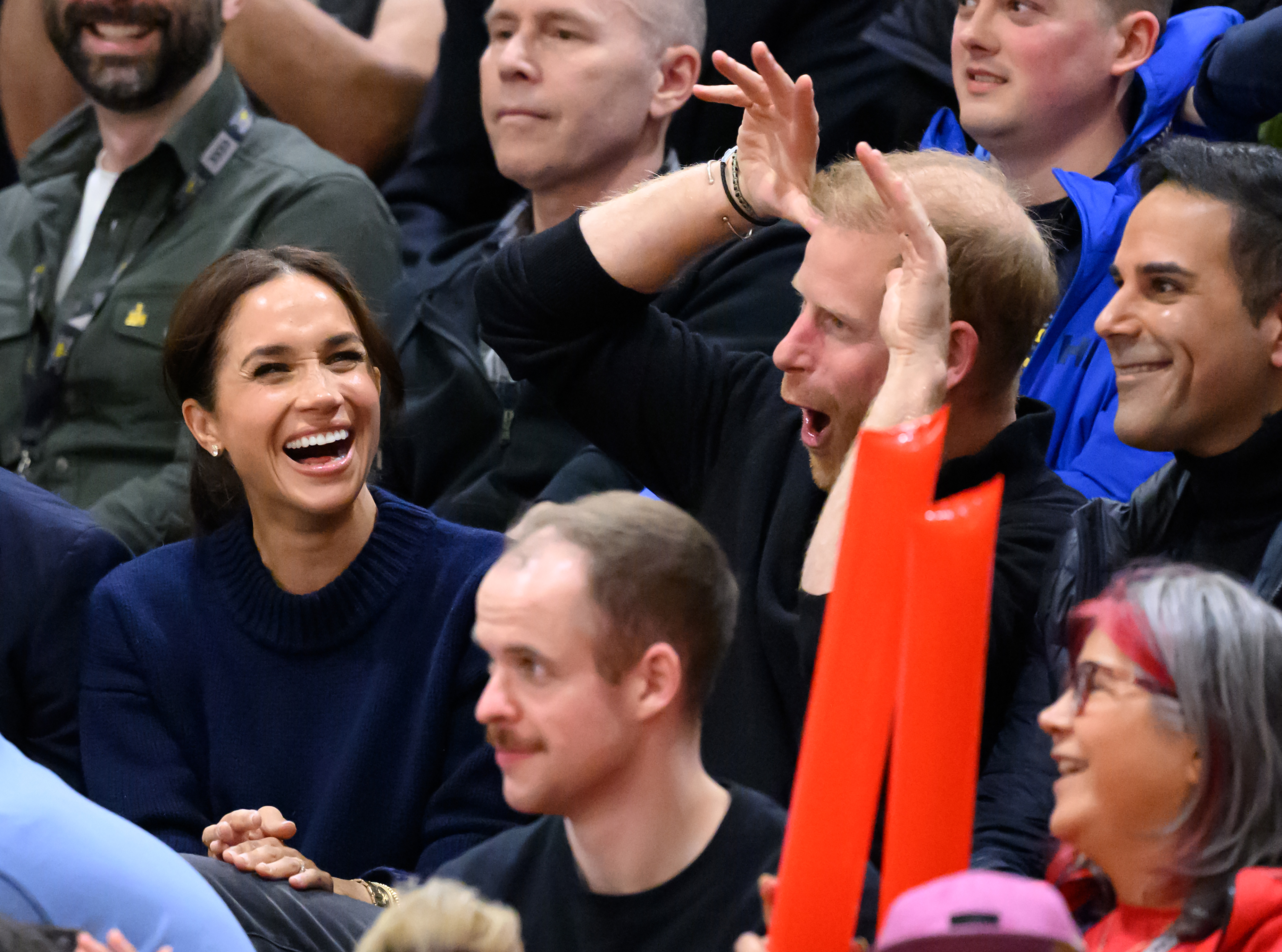 Meghan, Herzogin von Sussex und Prinz Harry, Herzog von Sussex besuchen das Rollstuhlbasketballspiel am ersten Tag der Invictus Games 2025 | Quelle: Getty Images