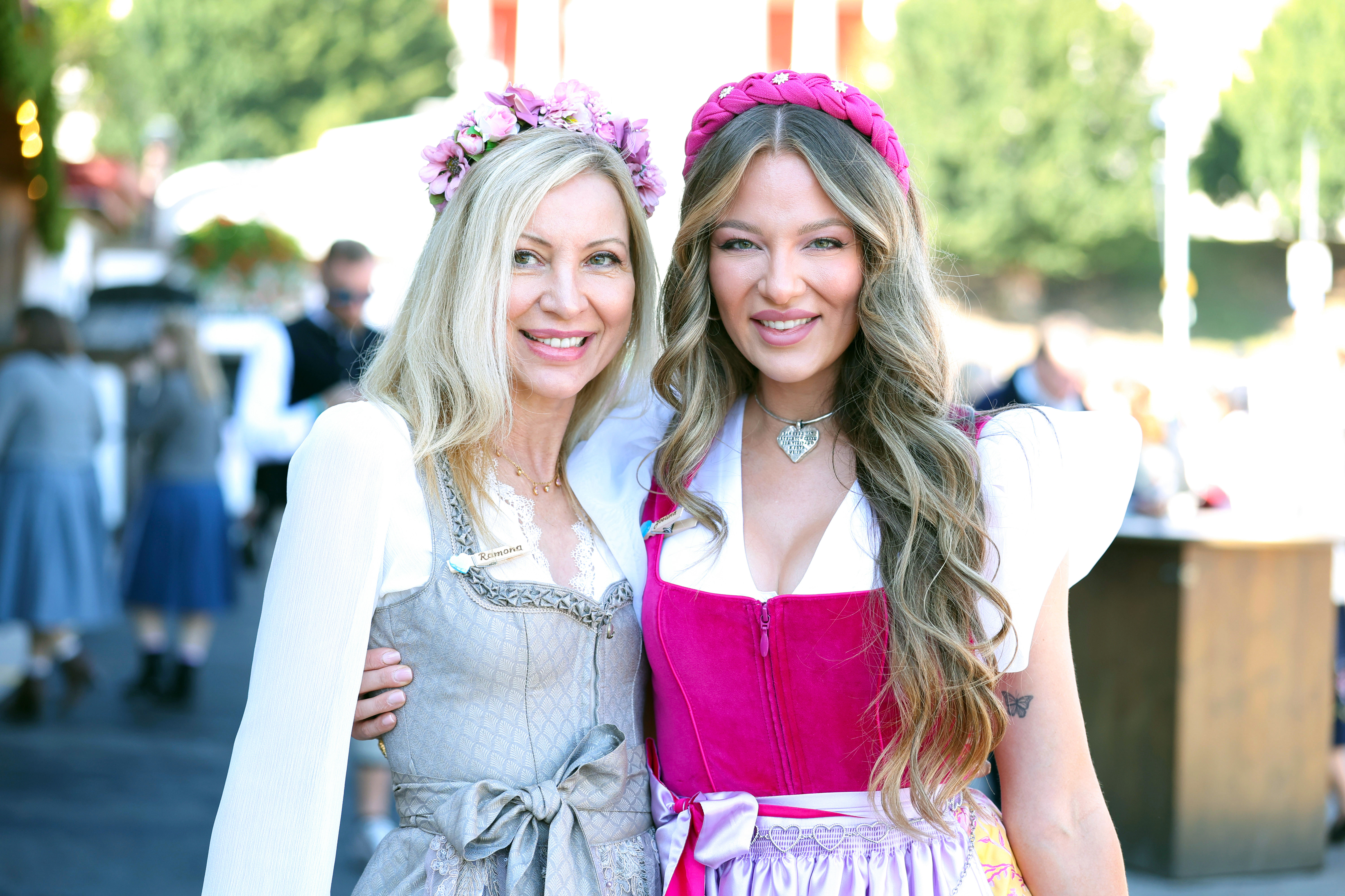 Ramona Drews und Joelina Drews nehmen am 23. September 2026 in München an der 13. Mercedes-Benz Damen-Wiesn im Rahmen des Oktoberfestes 2026 in der Käfer Wiesn-Schänke teil | Quelle: Getty Images