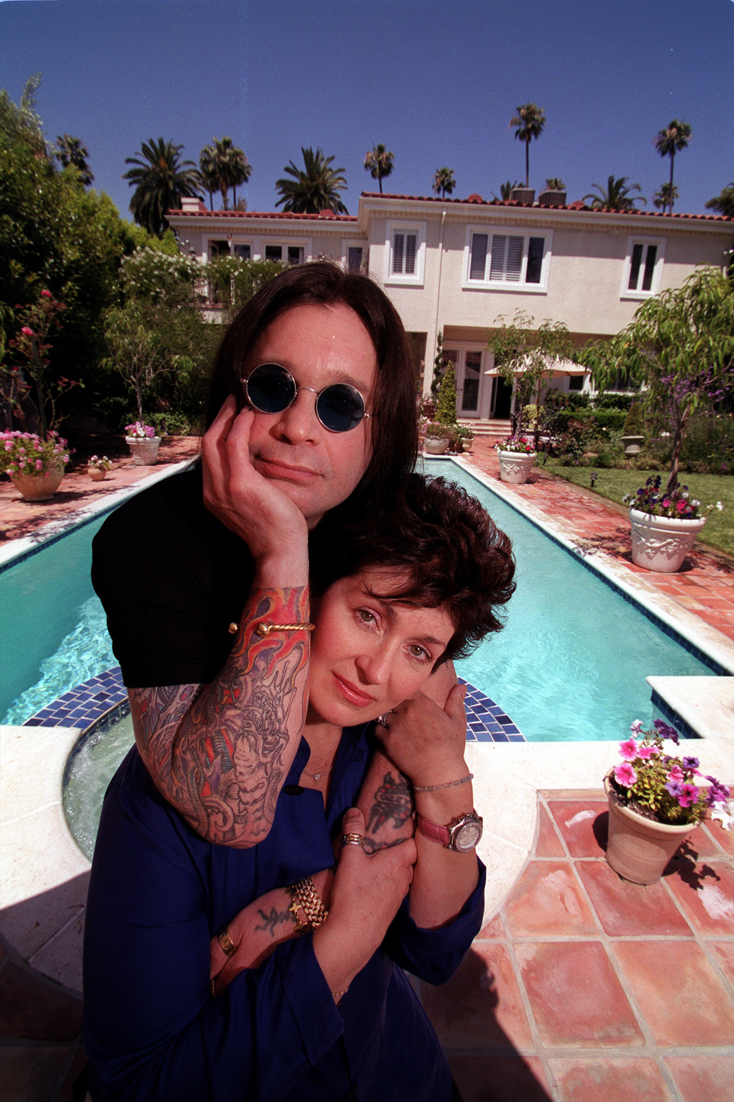 Ozzy und Sharon Osbourne im Hinterhof ihres Hauses in Beverly Hills, Kalifornien am 5. Juni 2000 | Quelle: Getty Images