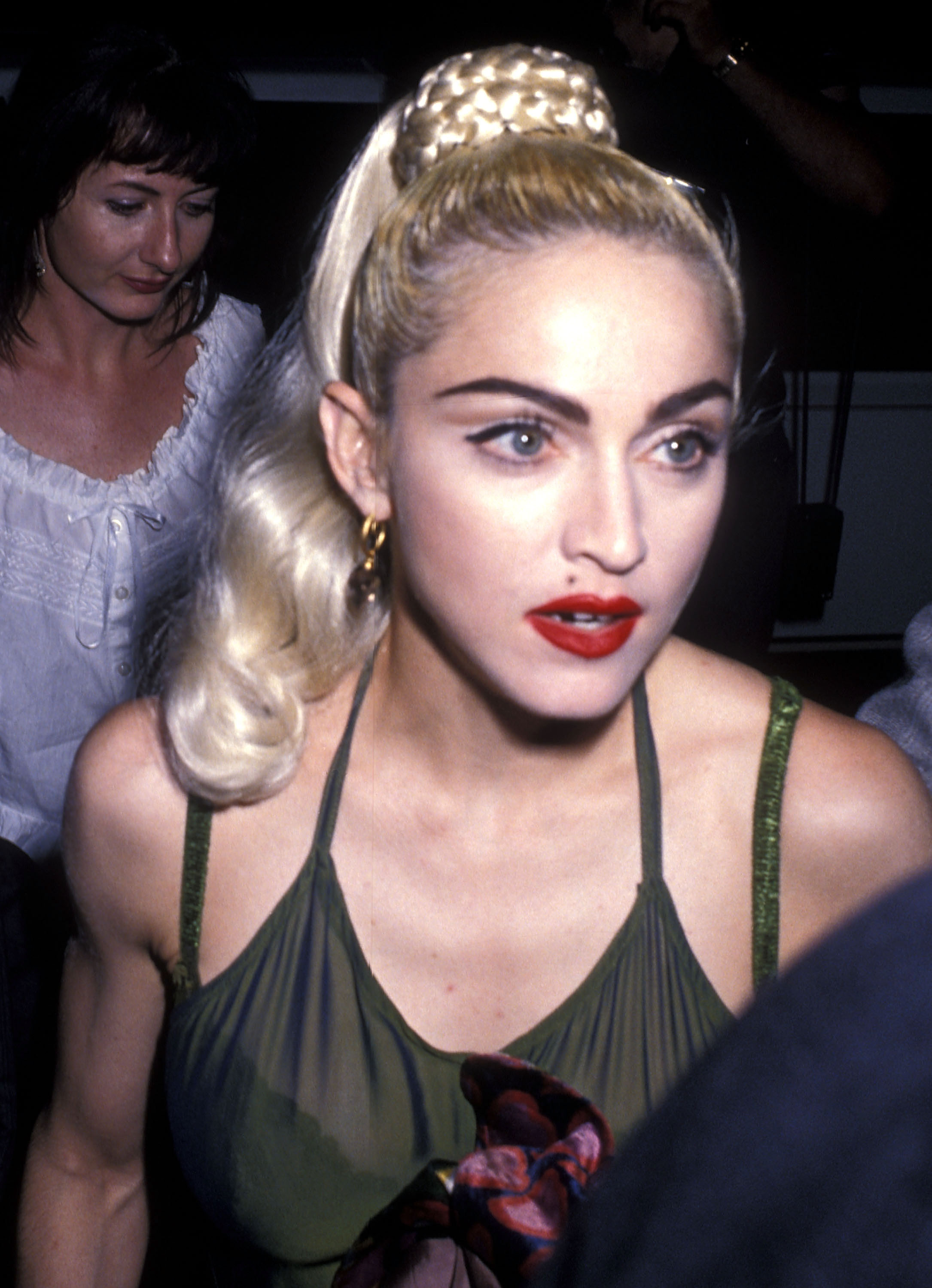 1990 wurde Madonna mit einem hohen blonden Pferdeschwanz, stark betontem Augen-Make-up und knallrotem Lippenstift fotografiert. Die Nahaufnahme zeigt einen weiteren unverwechselbaren Look in ihrem sich wandelnden öffentlichen Image. | Quelle: Getty Images