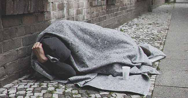 Frau Hill traf einen Obdachlosen, der ein Abbild ihres verstorbenen Sohnes war | Quelle: Shutterstock
