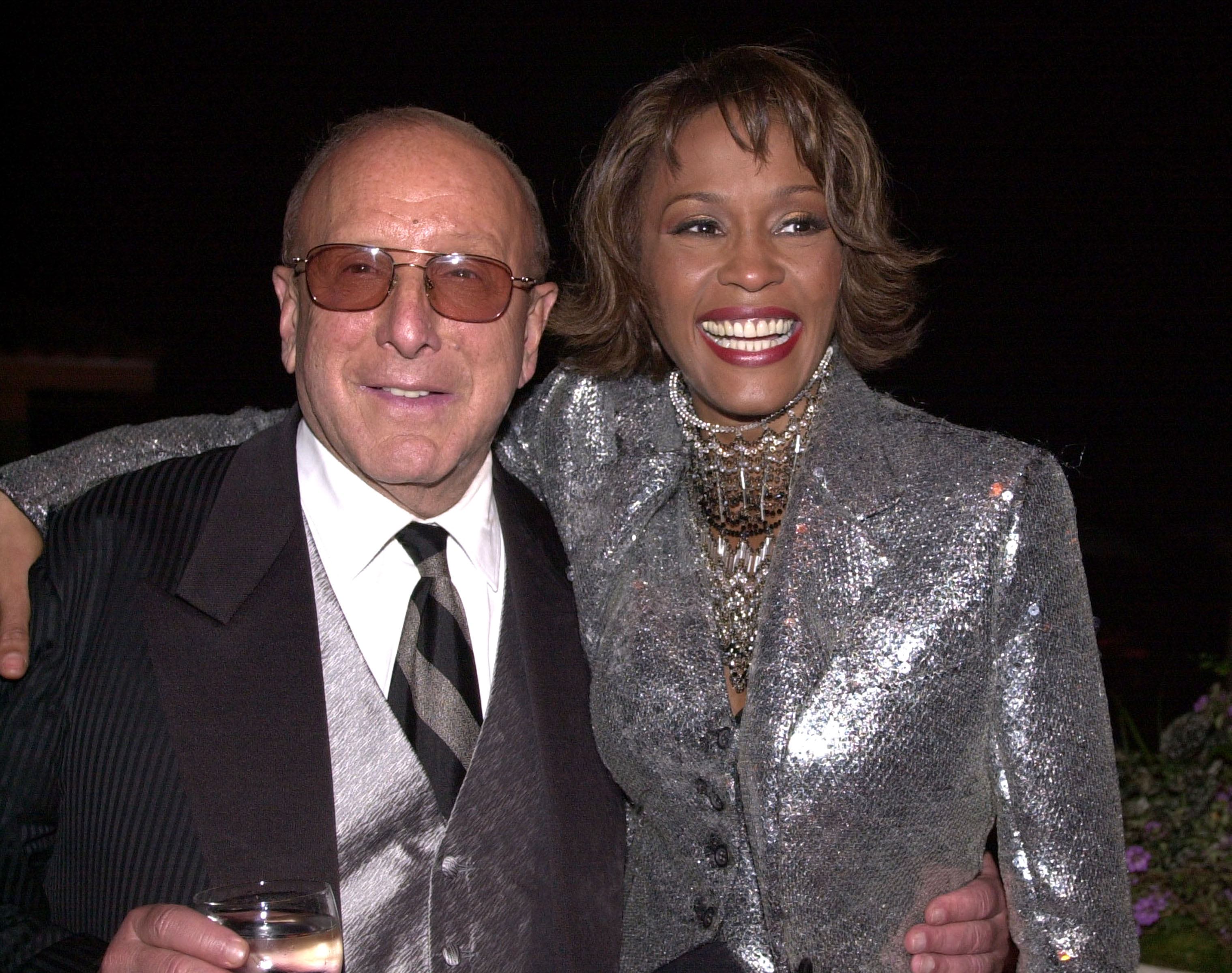 Clive Davis & Whitney Houston im Jahr 2000 im Private House in Los Angeles, Kalifornien | Quelle: Getty Images