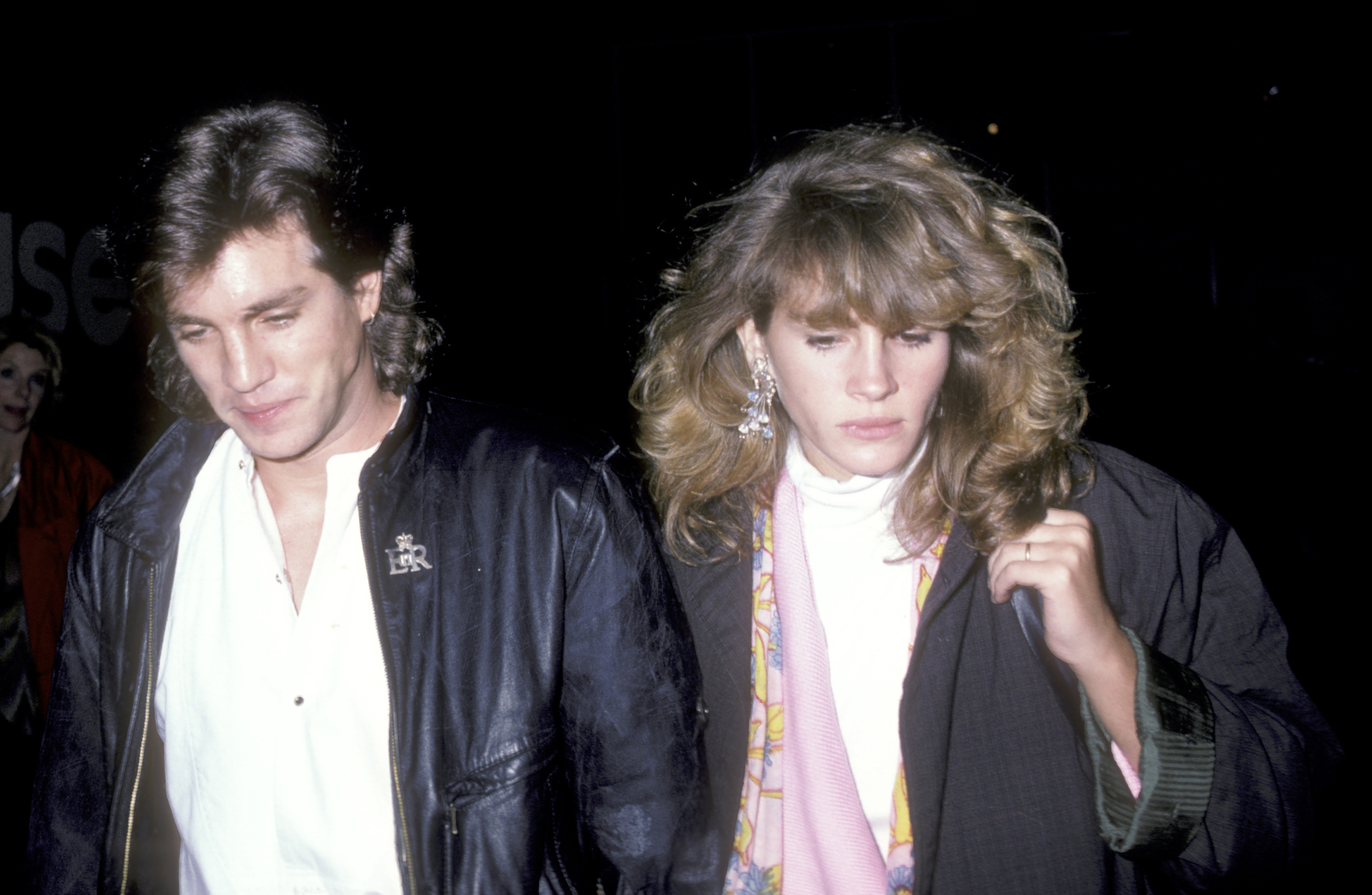 Eric und Julia Roberts besuchen die Aufführung des Theaterstücks "Goose and Tomtom" im Lincoln Center in New York City, am 28. August 1986 | Quelle: Getty Images