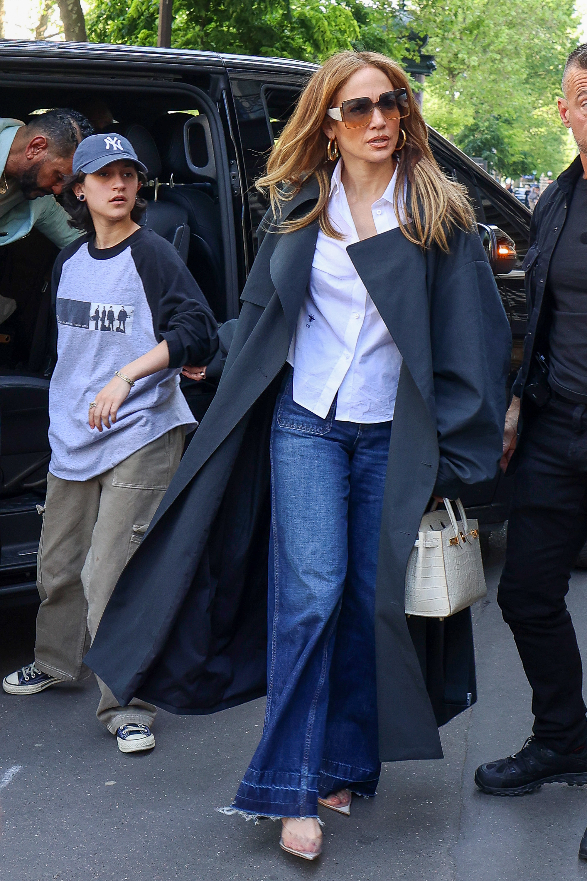 Jennifer Lopez und Emme Muñiz werden am 9. Mai 2024 in Paris, Frankreich, gesehen. | Quelle: Getty Images