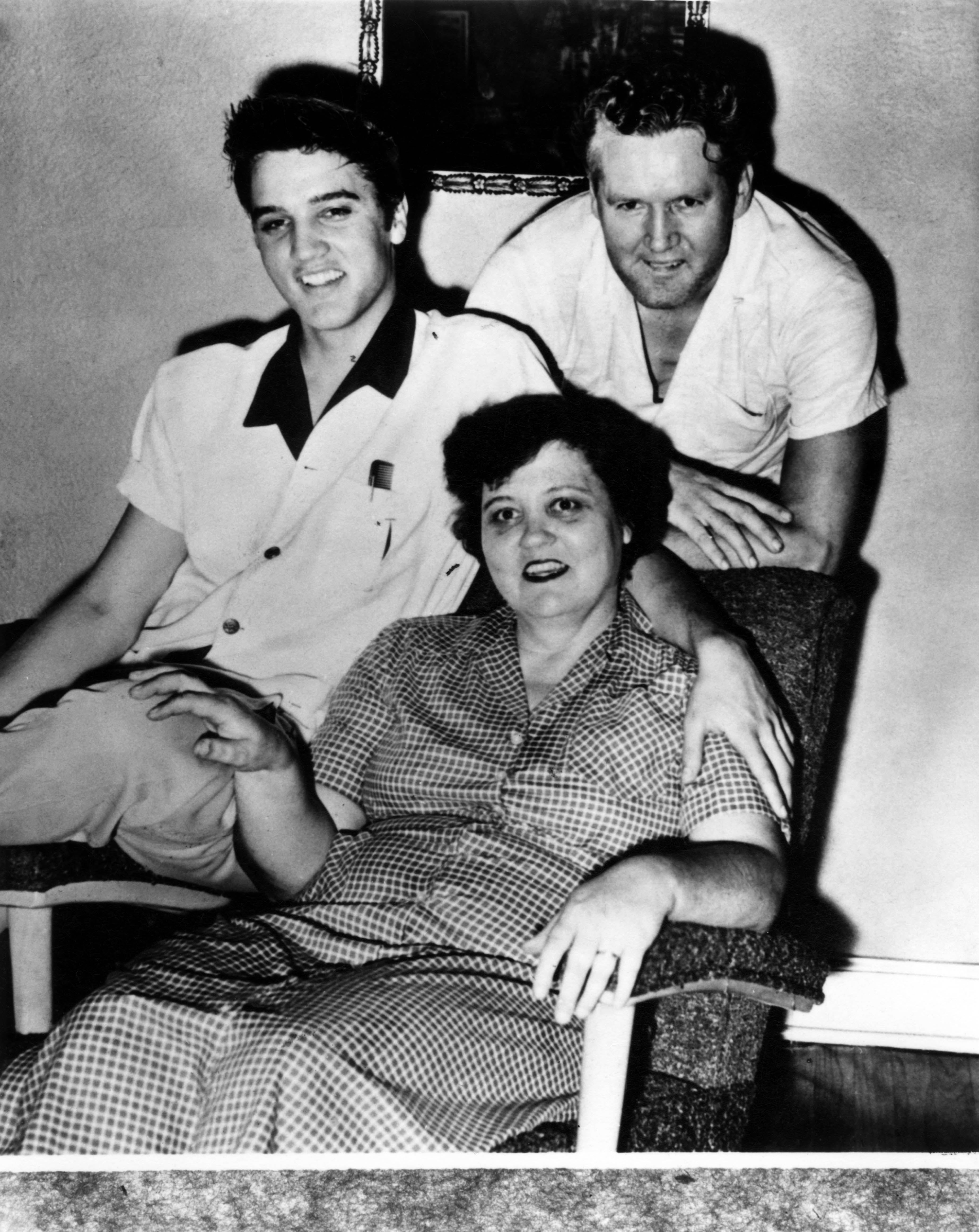 Elvis Presley mit seinen Eltern Gladys und Vernon |  Quelle: Getty Images