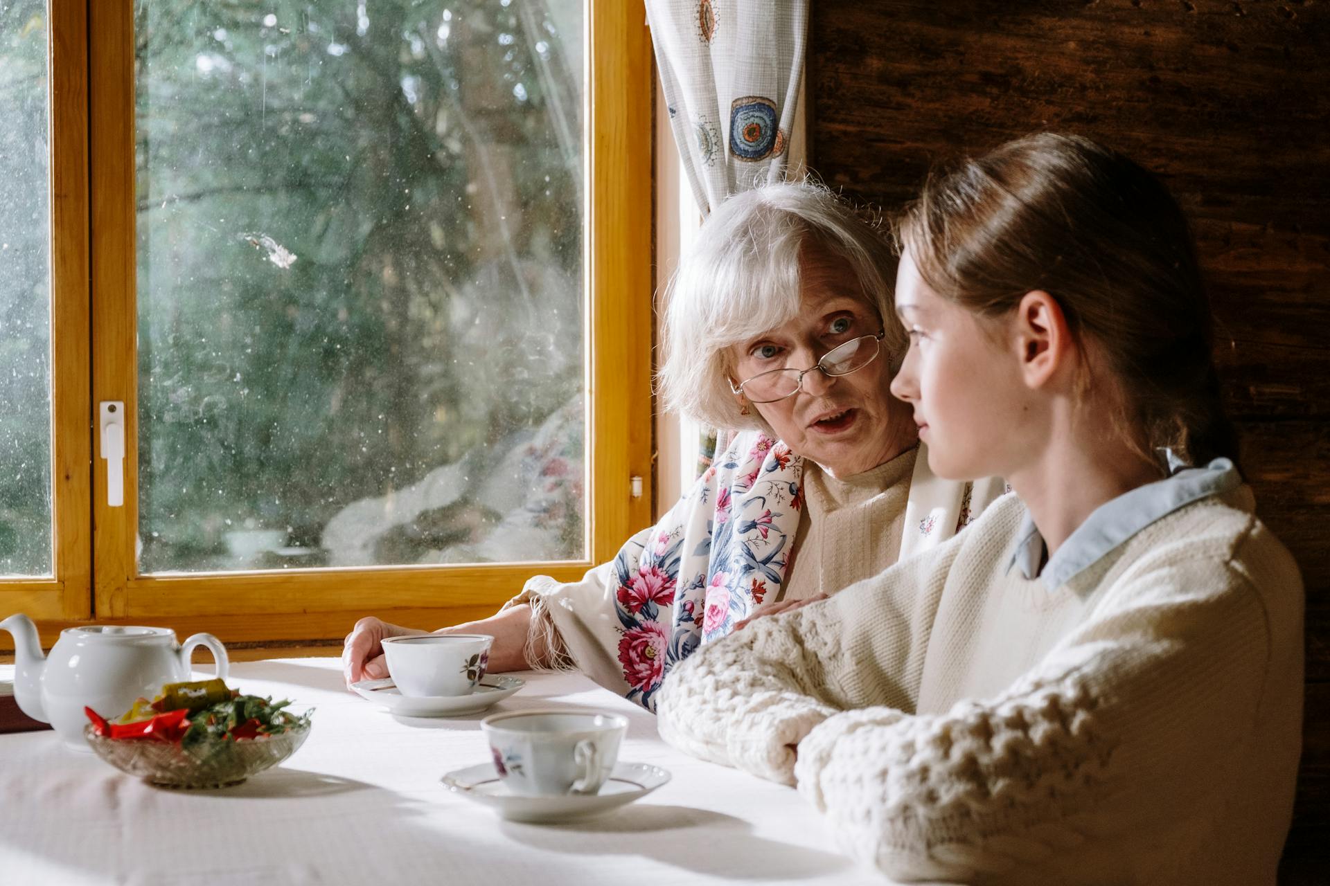 Eine junge Frau trinkt Tee mit einer älteren Frau | Quelle: Pexels