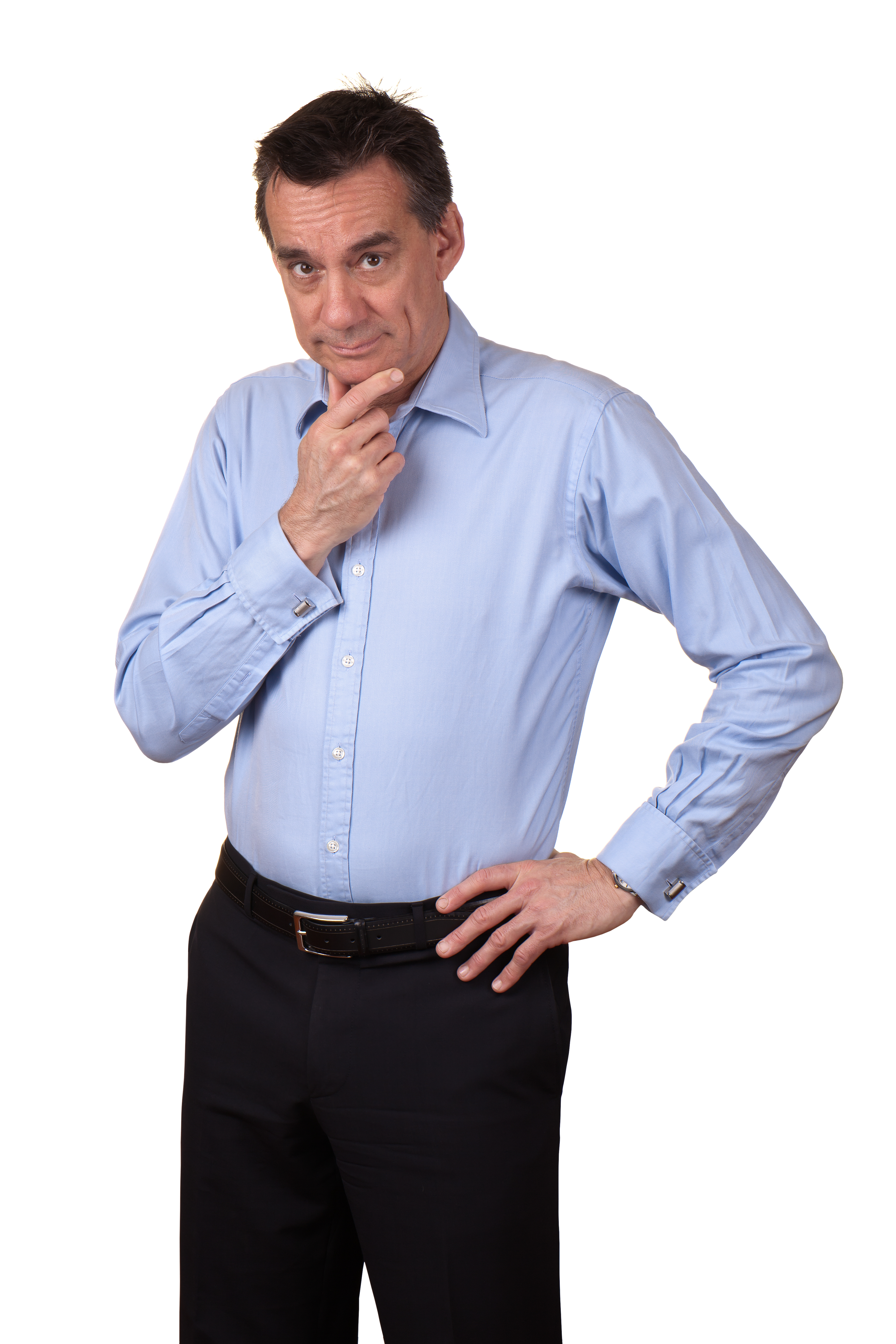 Mann mittleren Alters reibt sich das Kinn | Quelle: Shutterstock
