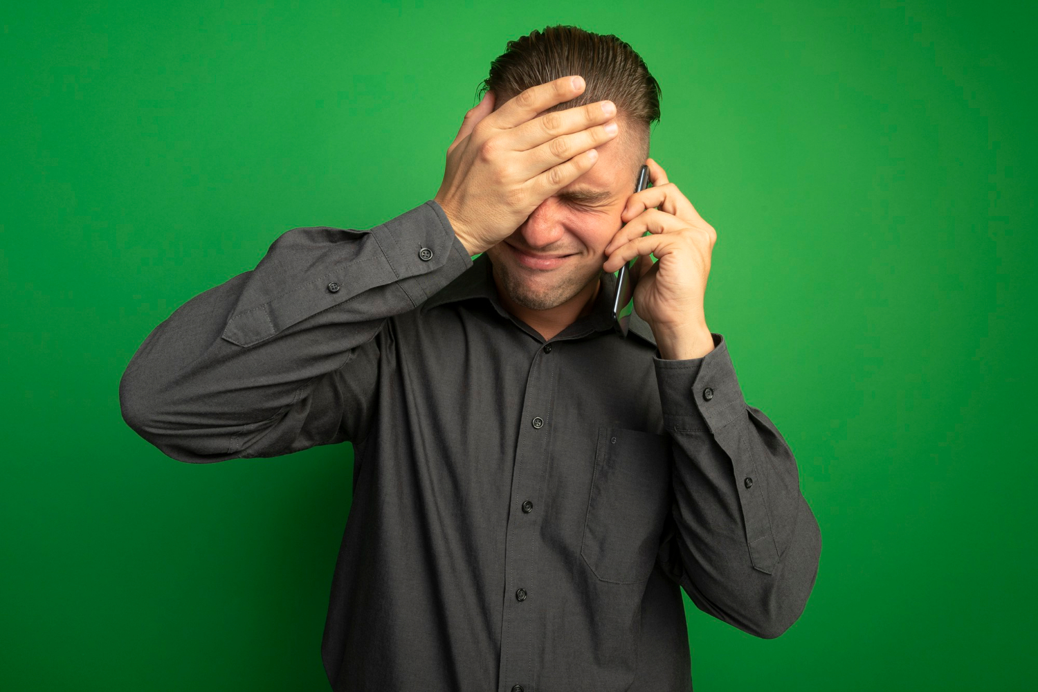 Ein besorgter Mann, der telefoniert | Quelle: Freepik