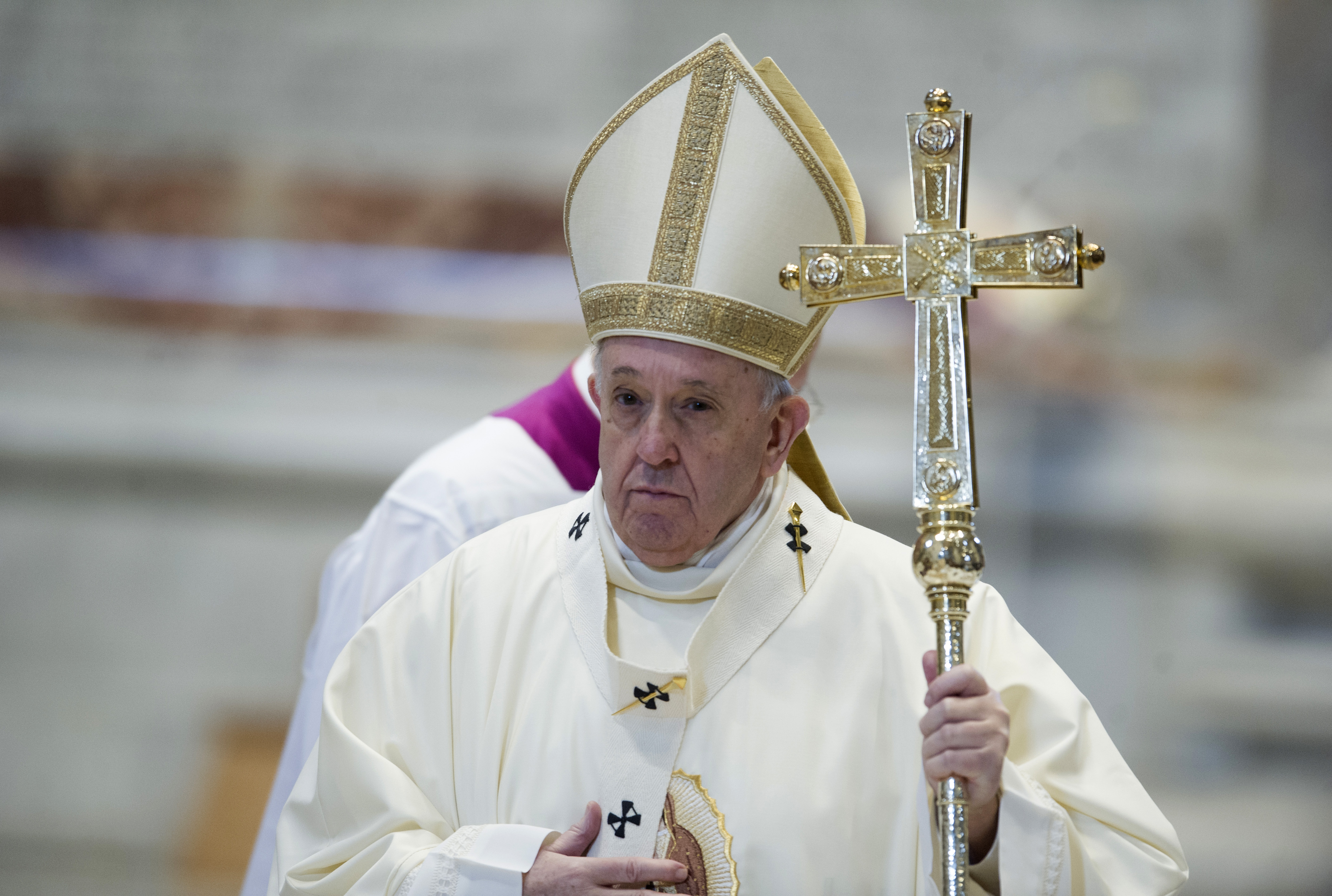 Papst Franziskus bei der Feier der Messe zum Fest Unserer Lieben Frau von Guadalupe am Altar des Stuhls im Petersdom am 12. Dezember 2020 in der Vatikanstadt. | Quelle: Getty Images