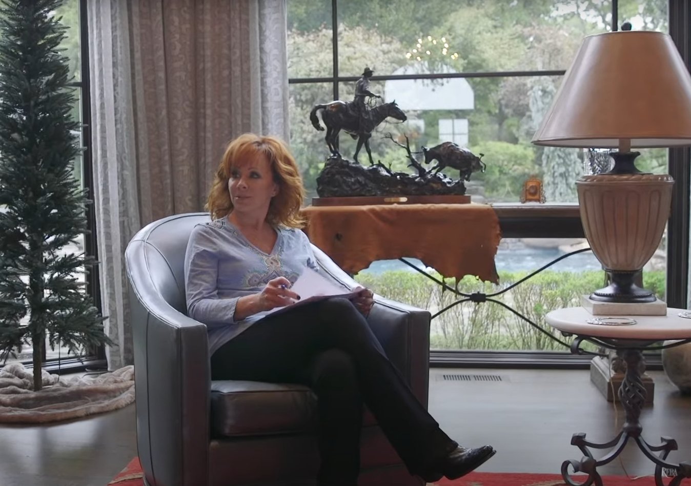 Reba McEntire in ihrer Villa in Nashville, aus einem Video vom 20. November 2020 | Quelle: YouTube/RebaMcEntire
