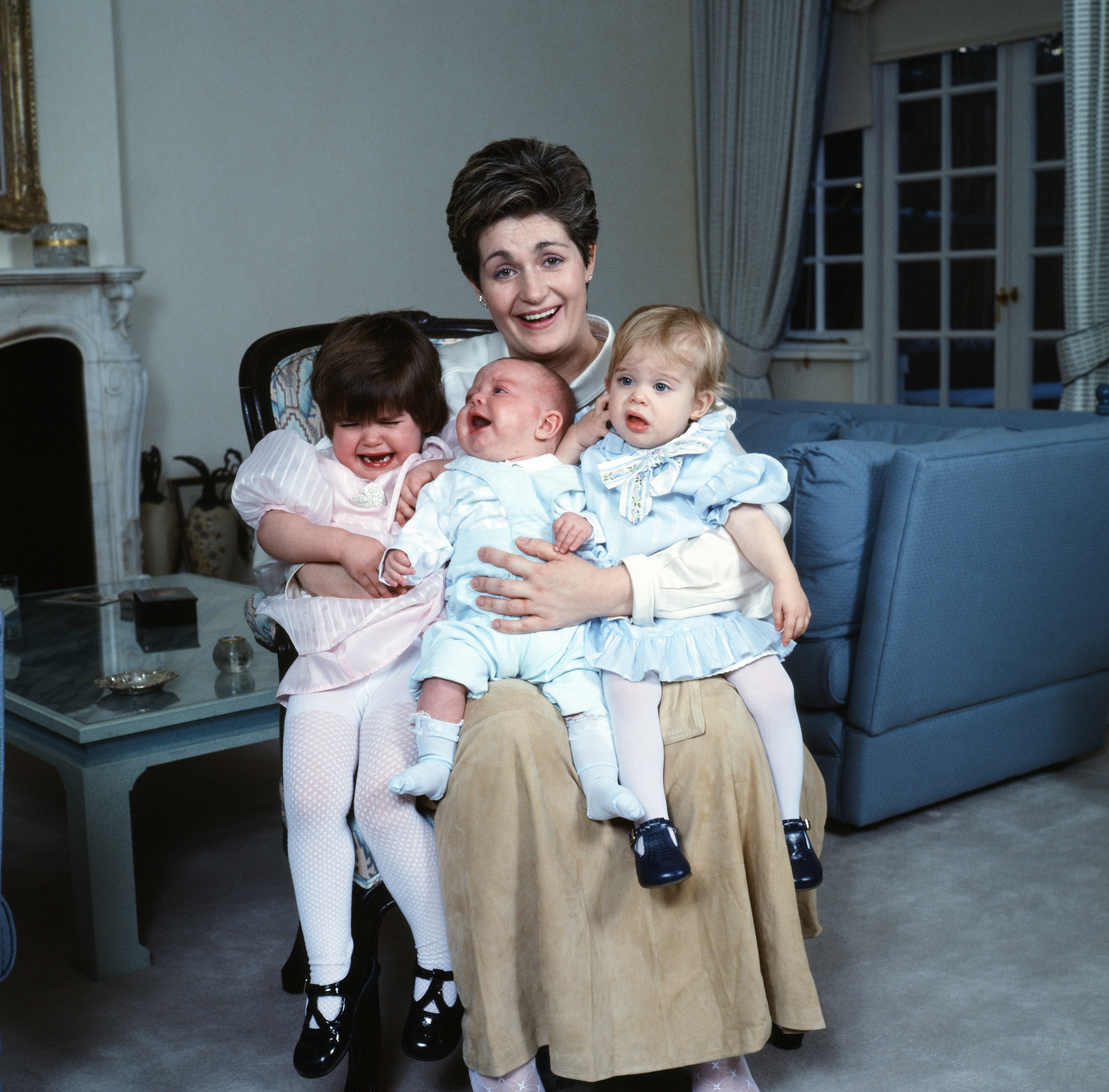 Sharon Osbourne mit ihren drei Kindern, Aimee, Kelly und Jack, im Jahr 1986 | Quelle: Getty Images
