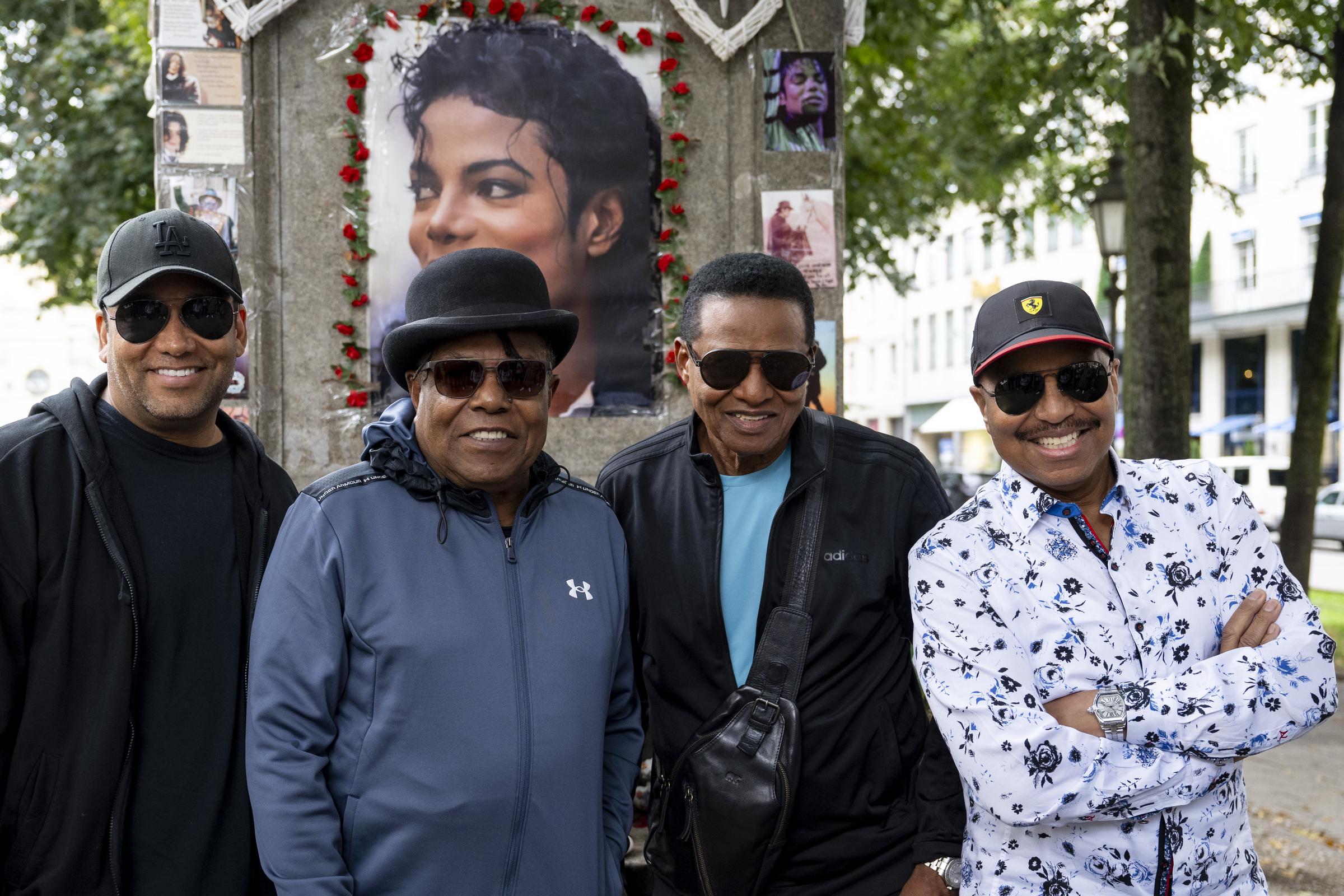 Taryll, Tito, Jackie und Marlon Jackson posieren für ein Foto vor dem Michael-Jackson-Denkmal in München, Deutschland am 9. September 2024 | Quelle: Getty Images