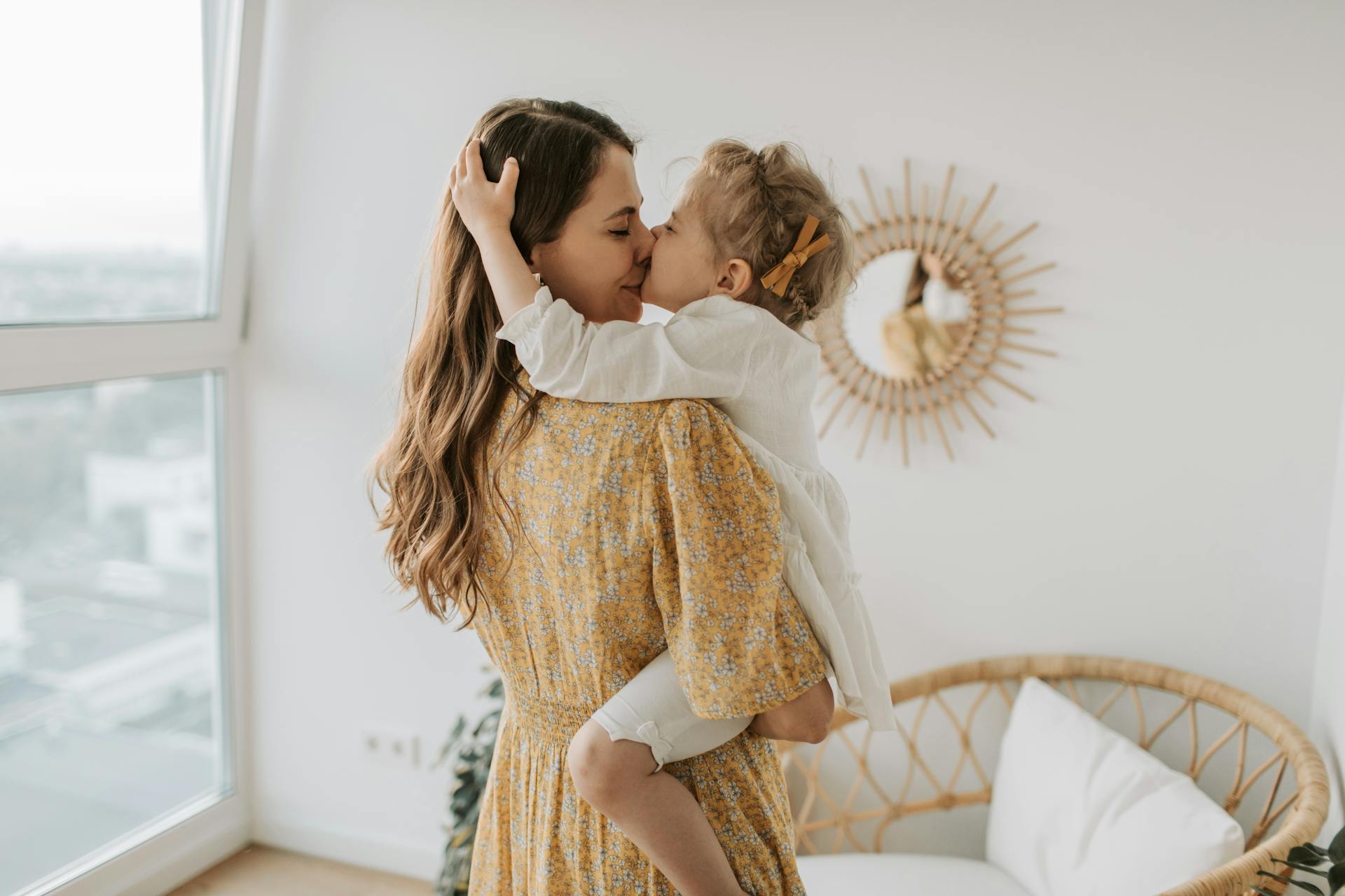 Eine Frau küsst ihre Tochter | Quelle: Pexels