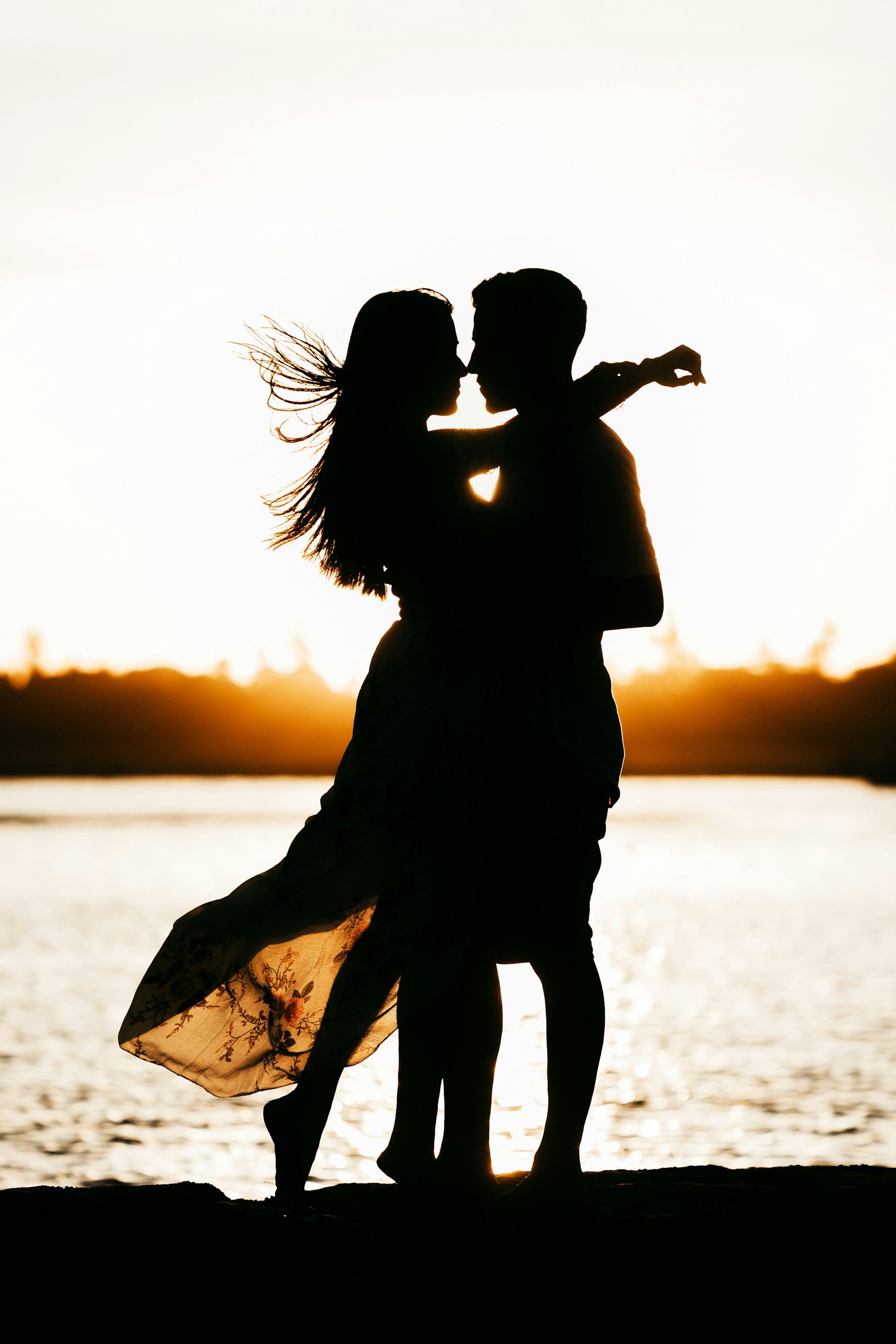 Silhouette eines romantischen Paares am Meer | Quelle: Unsplash