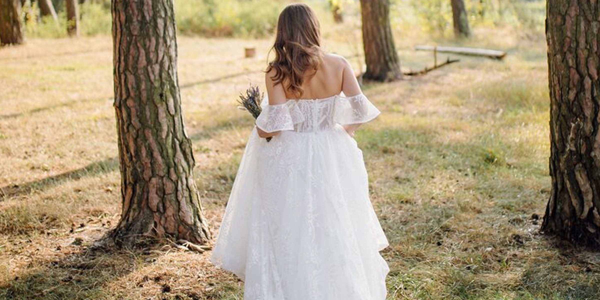 Eine Frau in einem Hochzeitskleid im Wald | Quelle: Freepik