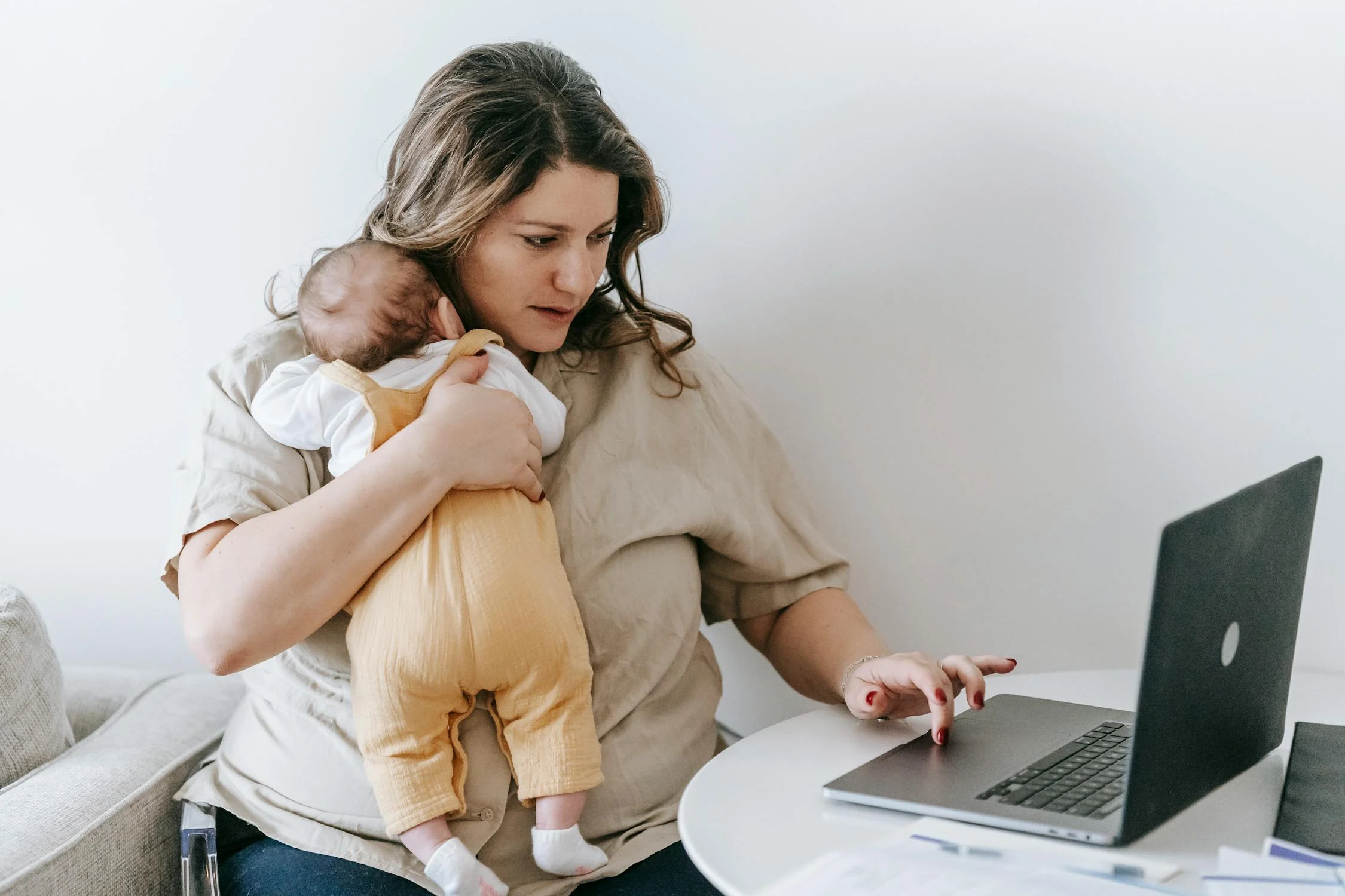 Eine Frau arbeitet an ihrem Laptop | Quelle: Pexels