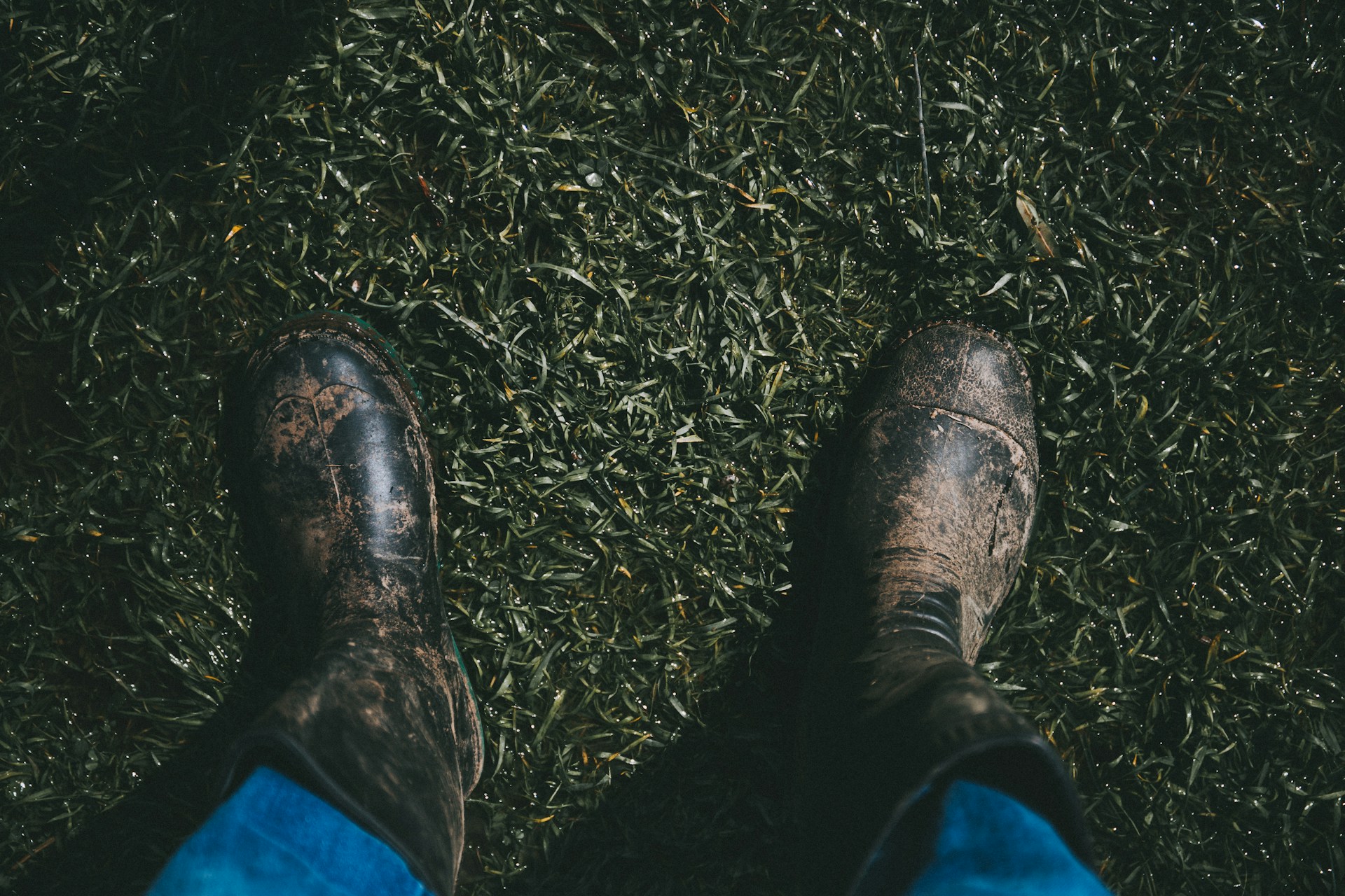 Eine Person mit schlammigen Stiefeln | Quelle: Unsplash