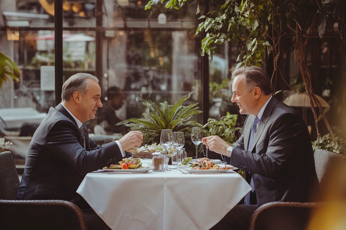 Zwei Männer beim Mittagessen | Quelle: Midjourney