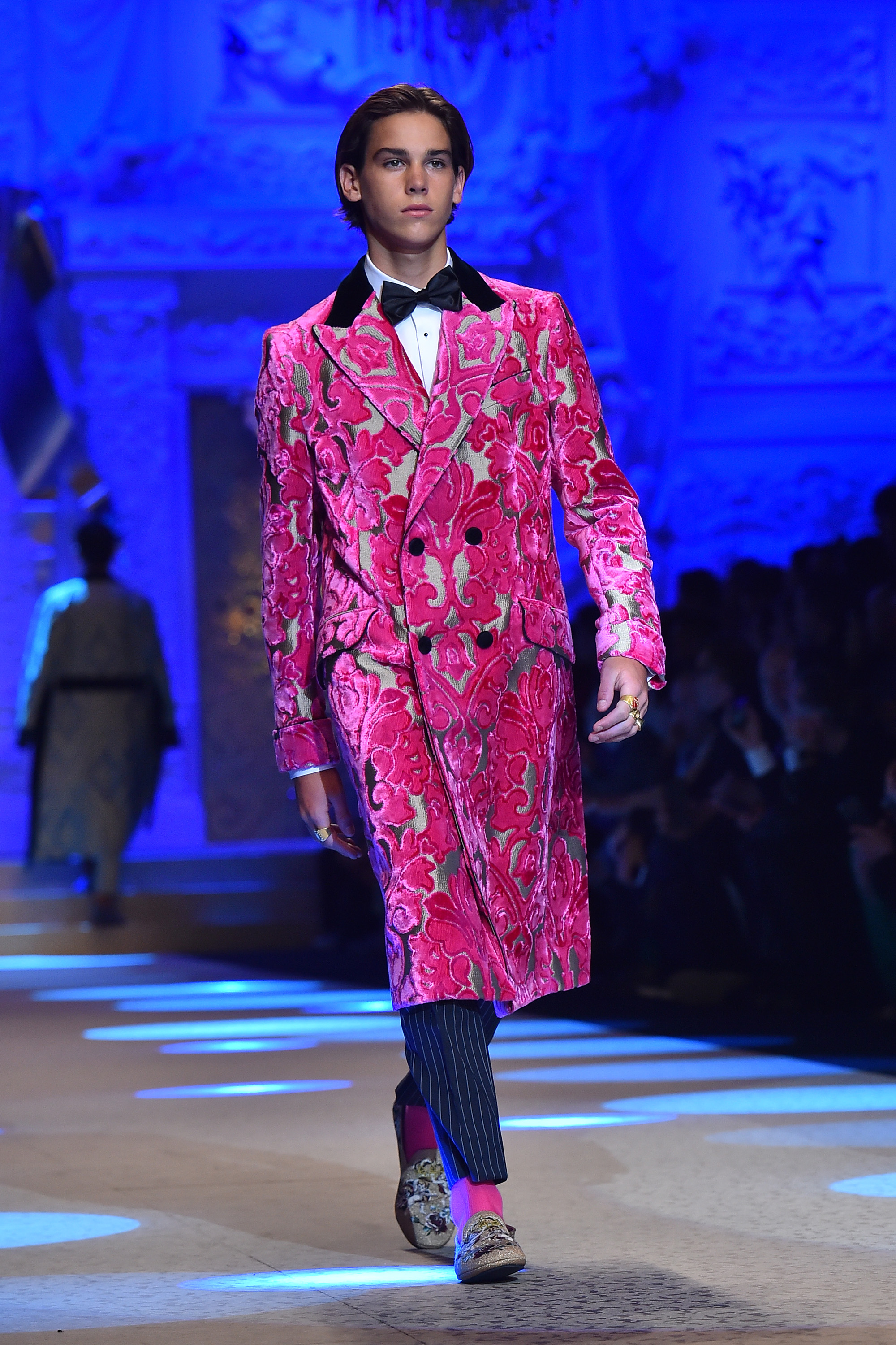 Paris Brosnan läuft über den Laufsteg bei der Dolce &amp; Gabbana Show während der Milan Men's Fashion Week Herbst/Winter 2018/19 am 13. Januar 2018 in Mailand, Italien | Quelle: Getty Images