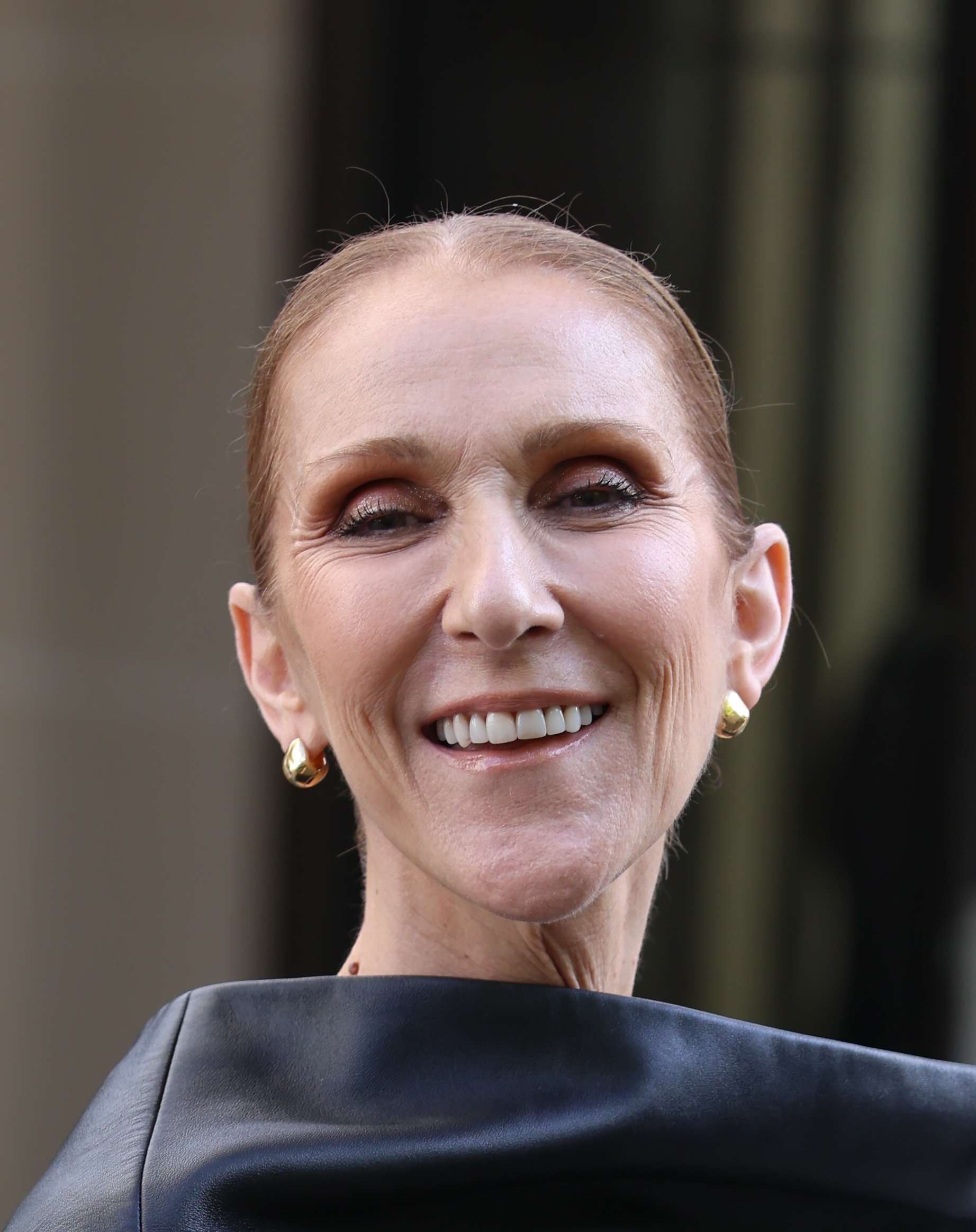 Dion lächelt bei einem Ausflug in Paris am 1. September 2026. Einige Wochen später stand sie beim „Le Défilé L'Oréal Paris“ wieder im Rampenlicht – diesmal mit offenem, blondem Haar, das ihr locker über die Schultern fiel. | Quelle: Getty Images