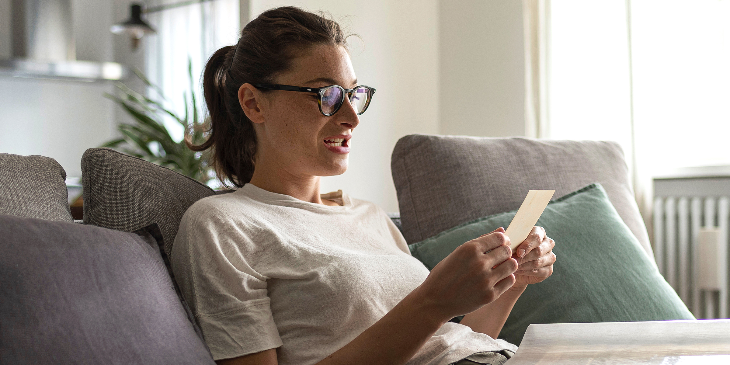 Eine Frau schaut sich ein Foto an | Quelle: Shutterstock