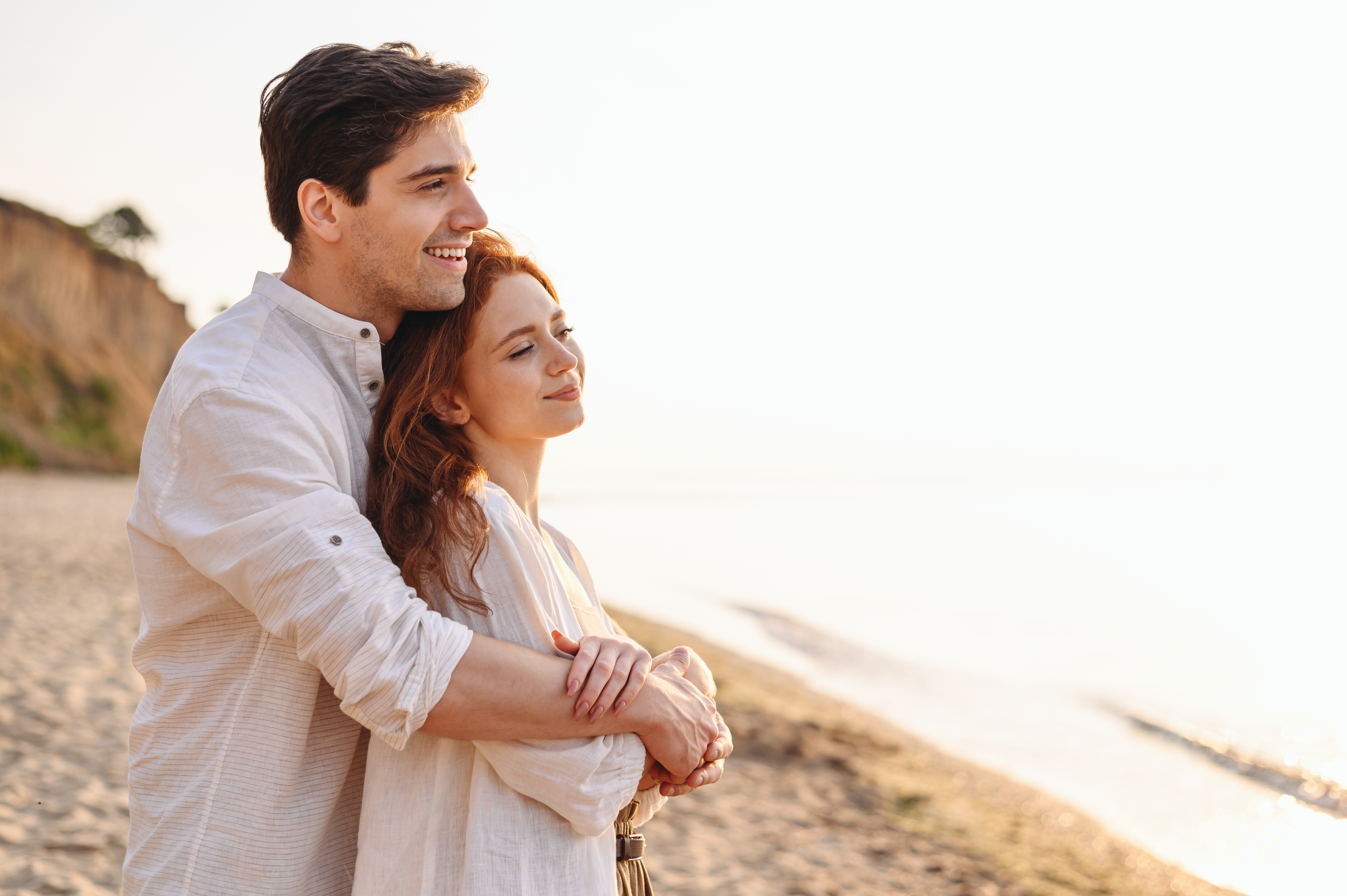 Ein glückliches Paar steht am Strand | Quelle: Shutterstock