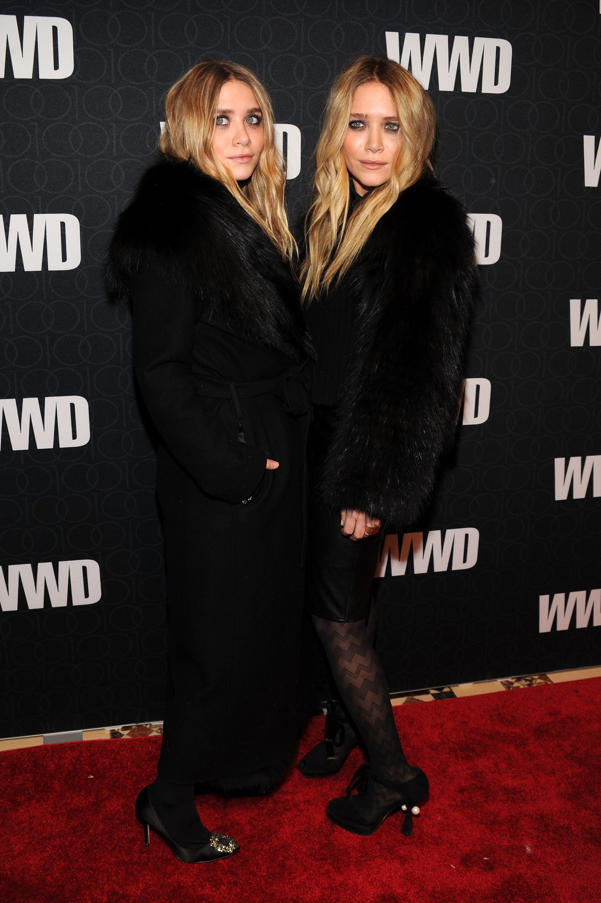 Ashley und Mary-Kate Olsen bei der Women's Wear Daily 100 Anniversary Gala am 2. November 2010 in New York City | Quelle: Getty Images