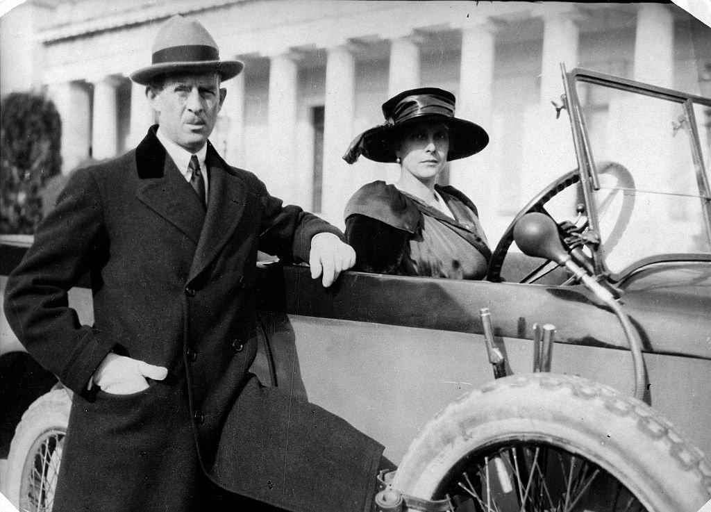 Prinz Andreas von Griechenland und Dänemark mit seiner Frau Prinzessin Alice von Battenberg 1915 (Foto von Girck) I Quelle: Getty Images