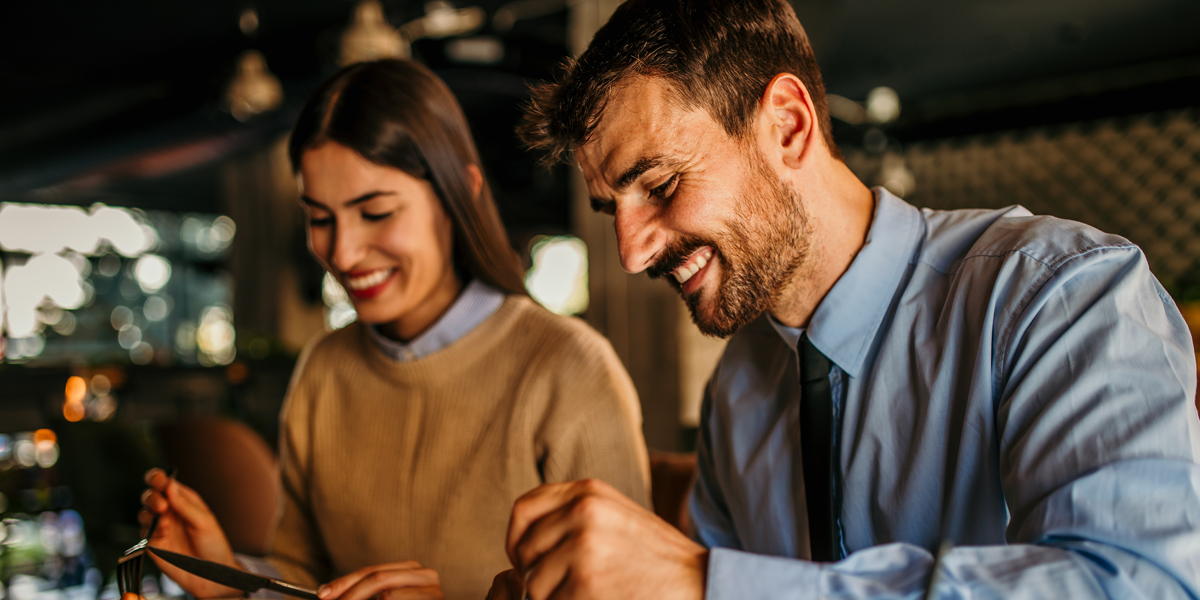 Ein Paar beim Abendessen | Quelle: Shutterstock