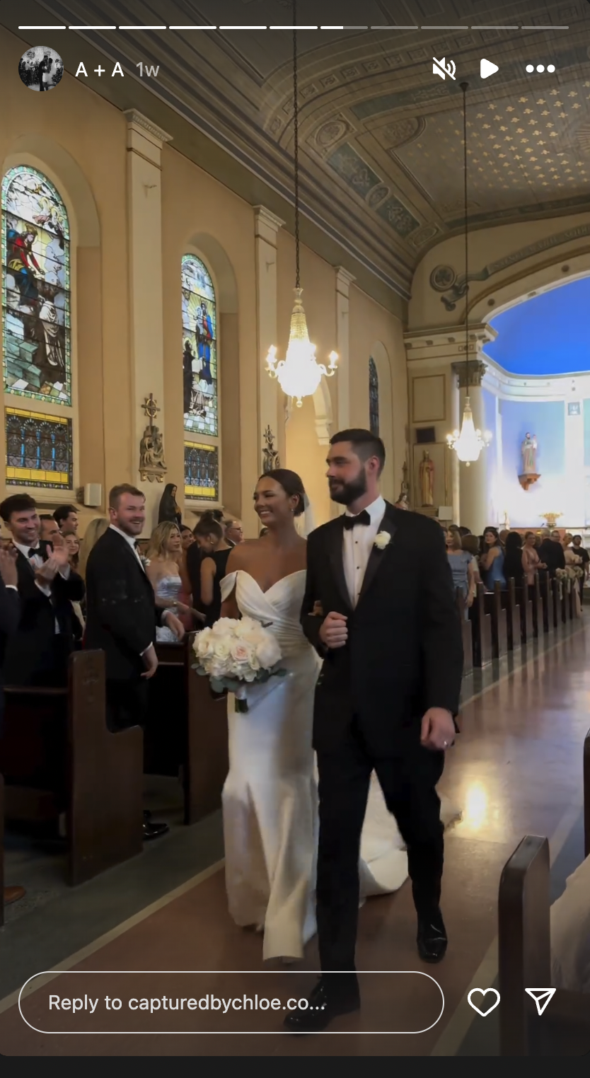 Amanda DeWitt LeBlanc und Andrew LeBlanc bei ihrer Hochzeit am 1. Juni 2024 in New York City | Quelle: Instagram Story/A + A