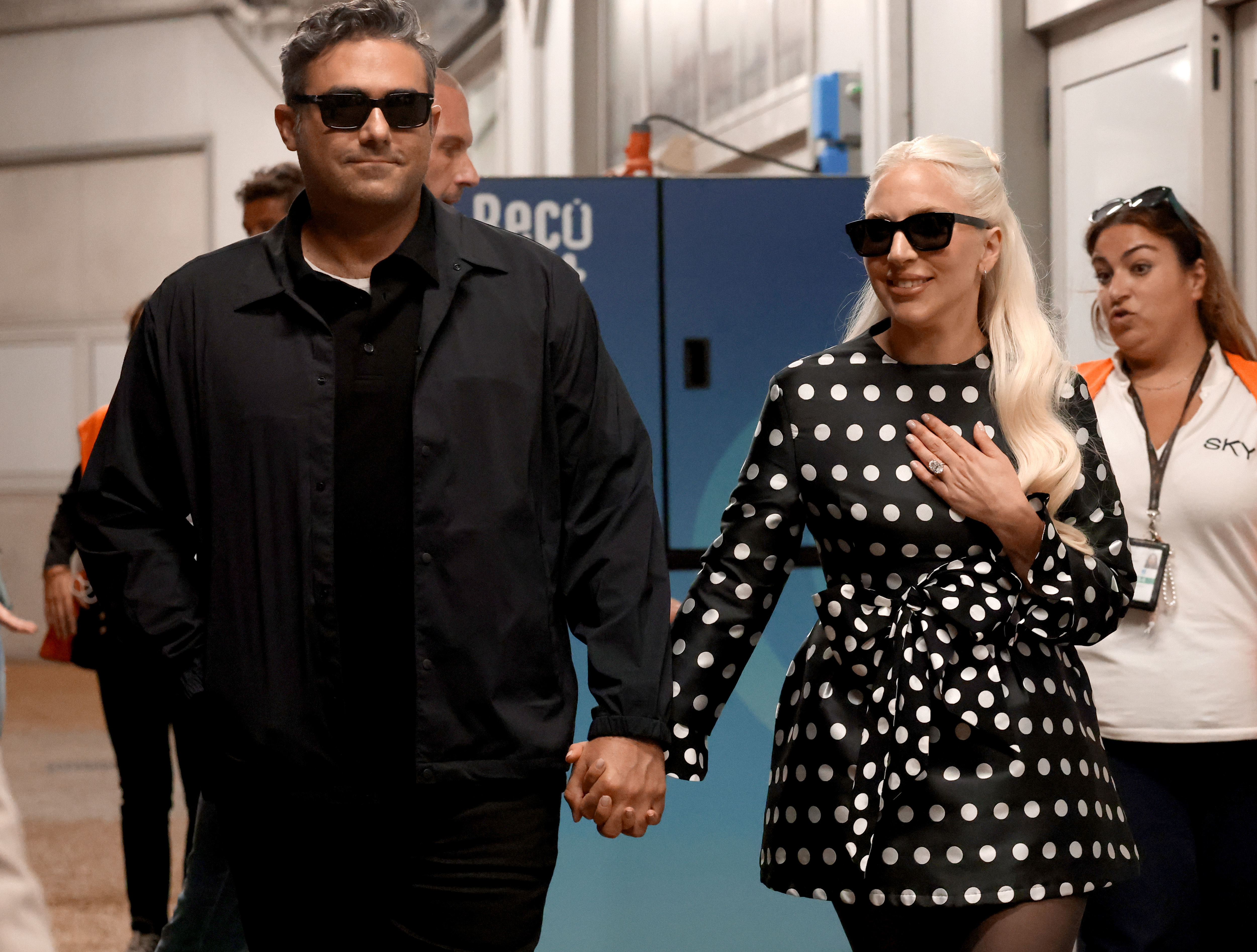 Lady Gaga bei der Ankunft mit Michael Polansky | Quelle: Getty Images