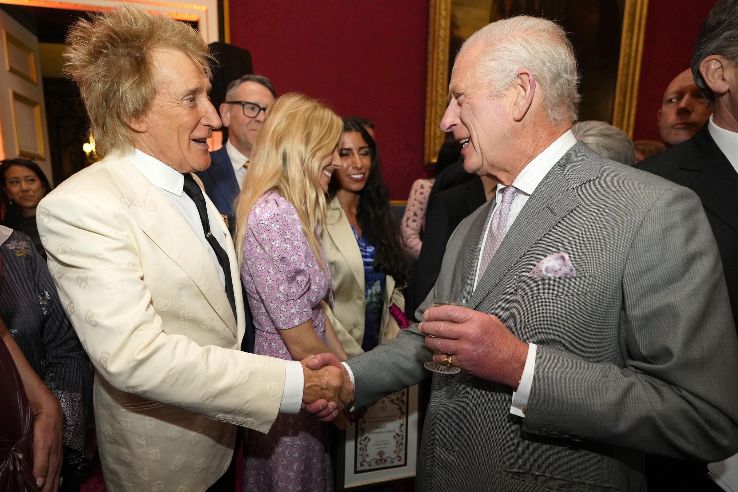 Rod Stewart und König Charles III. bei den King's Foundation Awards im St. James's Palace am 11. Juni 2024 in London, England. | Quelle: Getty Images