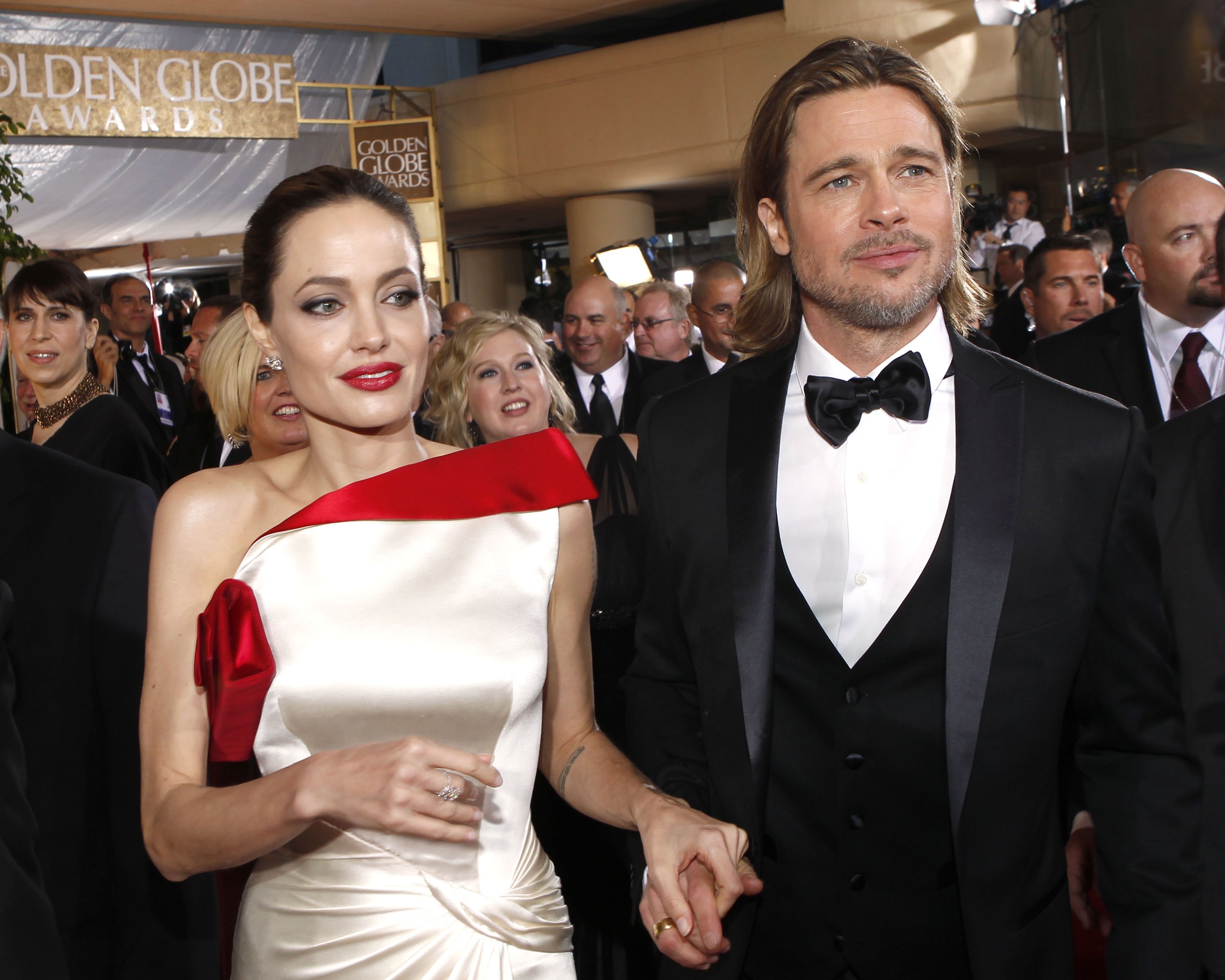 Angelina Jolie und Brad Pitt kommen zur 69. Verleihung der Golden Globe Awards im Beverly Hilton Hotel am 15. Januar 2012. | Quelle: Getty Images