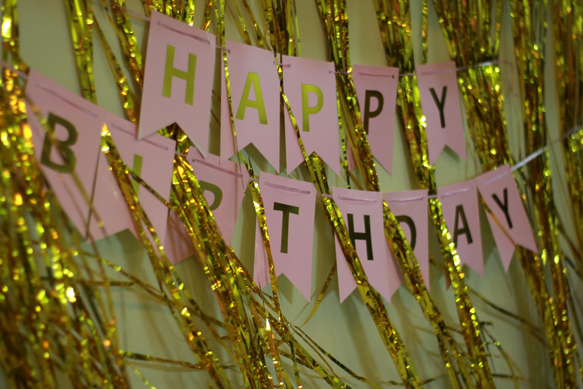 Ein "Happy Birthday"-Banner | Quelle: Pexels