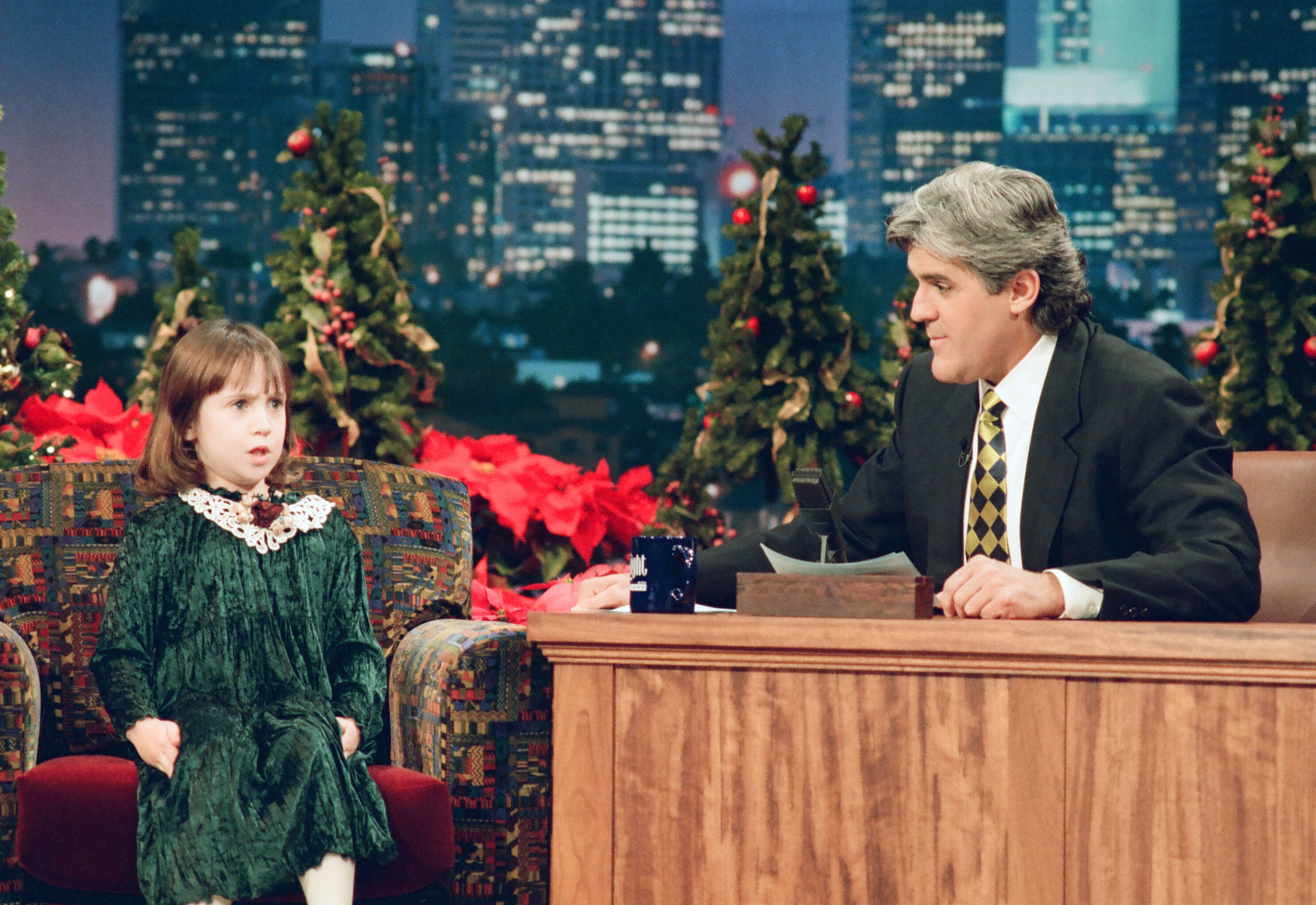 Mara Wilson während eines Interviews mit Moderator Jay Leno am 13. Dezember 1994. | Quelle: Getty Images