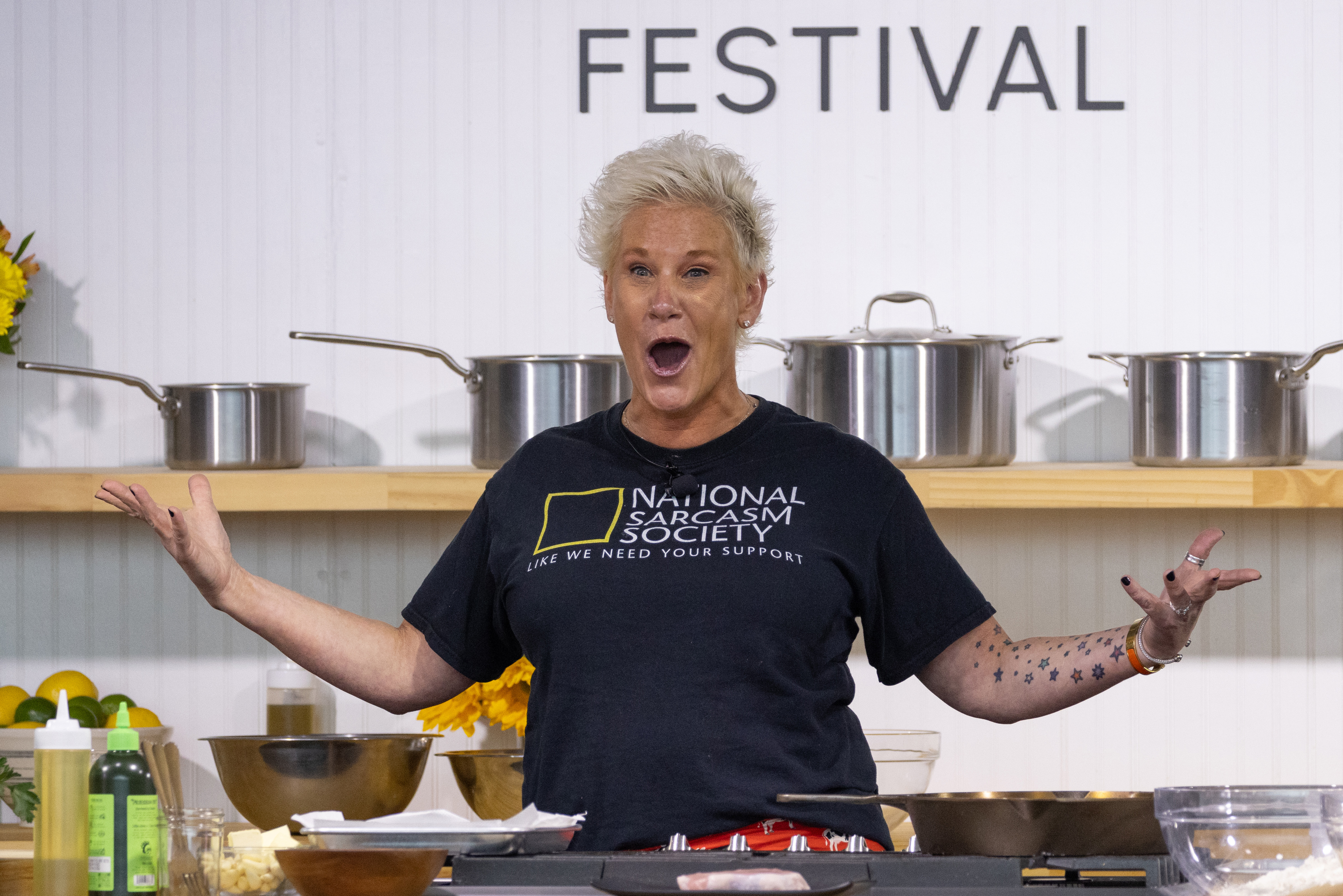 Chefköchin Anne Burrell demonstriert begeistert ein Rezept auf der Bühne während des Austin Food & Wine Festivals in Texas, am 5. November 2023 | Quelle: Getty Images
