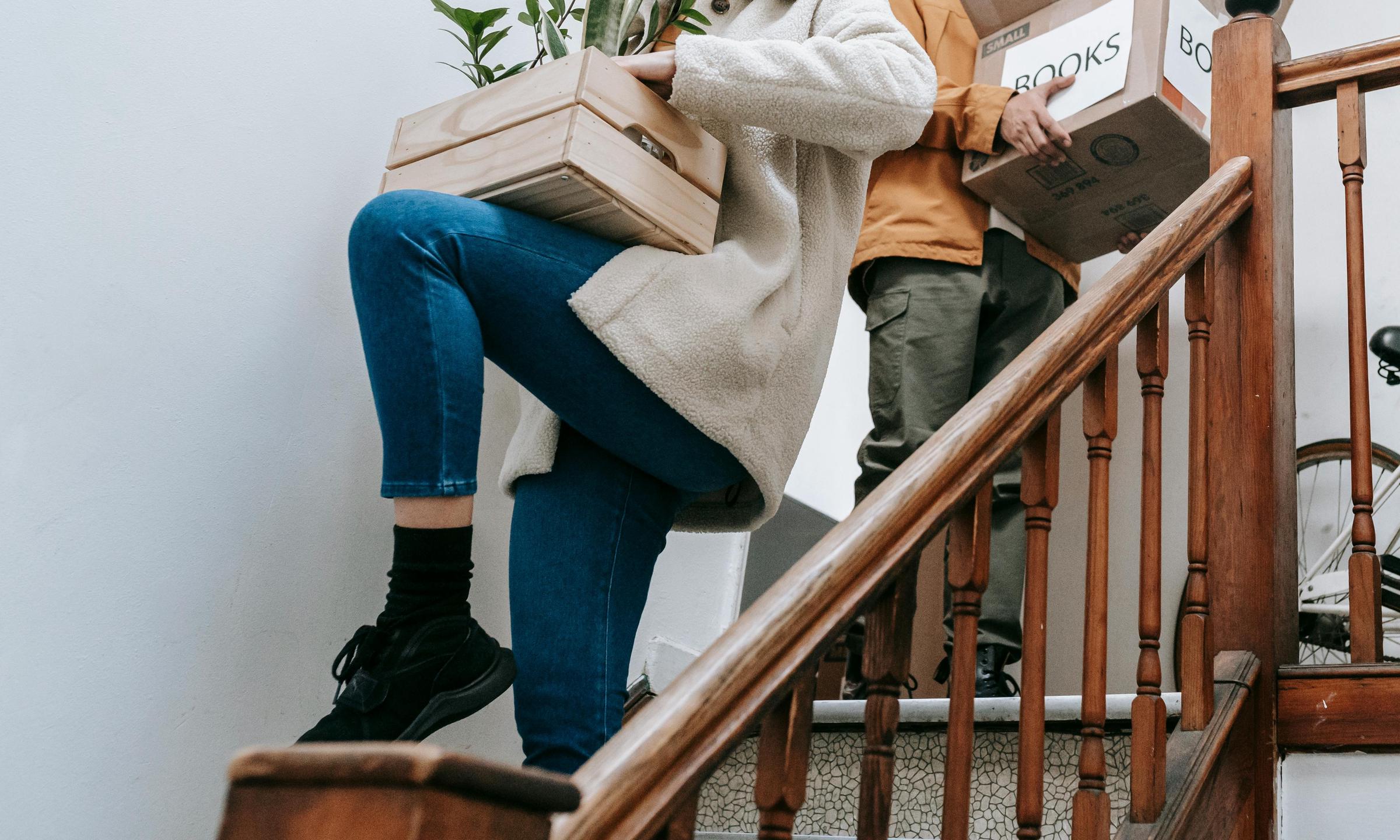 Hans und Greta beim eiligen Packen | Quelle: Pexels